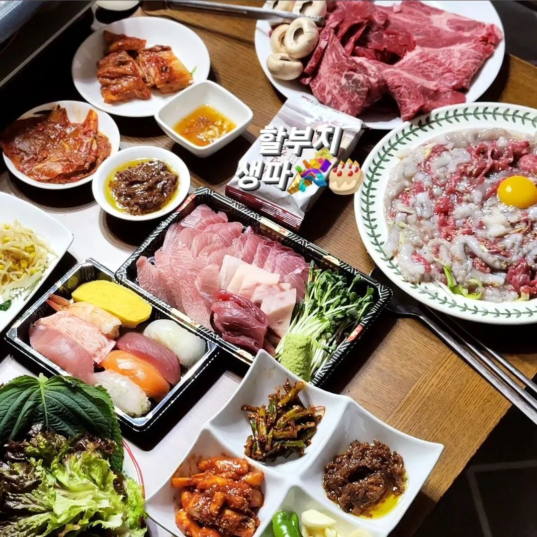 아빠생신맞아 GO 포항 👫👨‍👩‍👧👨‍👩‍👧‍👦
신랑 퇴근하고 바로 출발, 맛있는거 왕창 먹고 꼬맹이들이랑 정신없이 이틀이 지나갔다🤣❤ 
할부지랑 아빠랑 스카이워크 올라간 사랑이는 생각보다 더 아찔하다는 겁없는 신랑보다도 더 담담하고 성큼성큼 올라가서 할부지가 놀라심! 역시 우리딸은 참 대단해👍
 
+금요일마다 방과후끝나고 집에 바로 갈수가 없다는 둘👭 
여름방학 때도 갔던 신전뮤지엄에 또 갔다는 이야기😂 6시간을 놀아도 아쉬워하니 엄마는 체력방전.. 방학언제끝나니?🤷‍♀️

#포항 #친정 #아빠생신 #늘너무푸짐한 #스카이워크 #겁없는딸램 #신전뮤지엄 #기나긴방학
