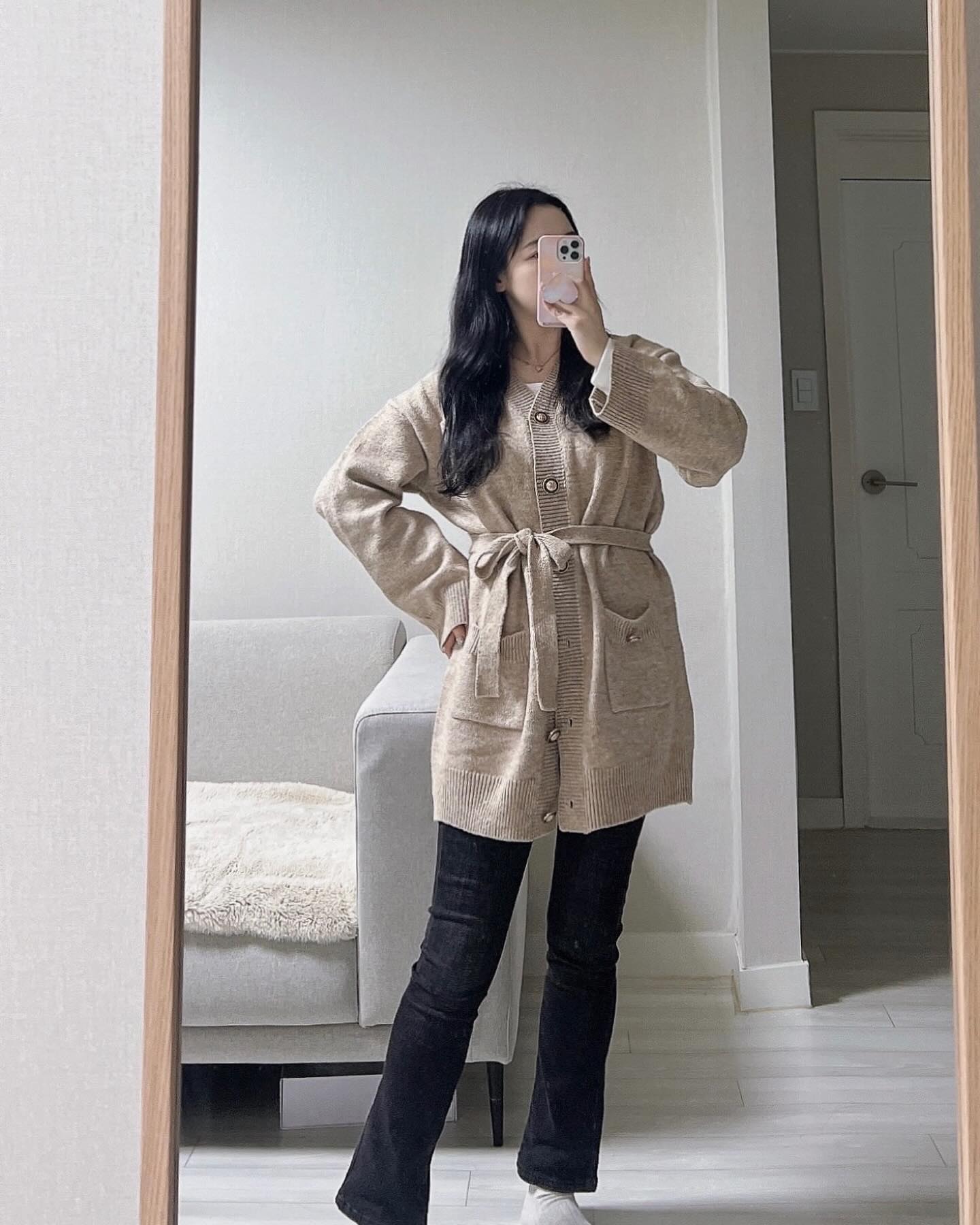 오늘 출,퇴근 하느라 고생 많으셨어요🥲
비에 눈보라에.. 봄은 어디간거죠..?

넘 추울것 같아서 포실포실한 링서울
기모티셔츠 입고 두툼한 카키베이지 
벨트 가디건까지 걸쳐줬습니다 

겨울쿨톤의 지독한 카키 짝사랑..✨
.
.
.
.
.
.
.
#직장인데일리룩 #직장인코디 #여자출근룩 #벨트가디건
#기모티셔츠 #링서울 #오늘은뭐입지 #니니_출근룩
#간절기코디 #직장인맞팔 #패션스타그램 #패션계정맞팔