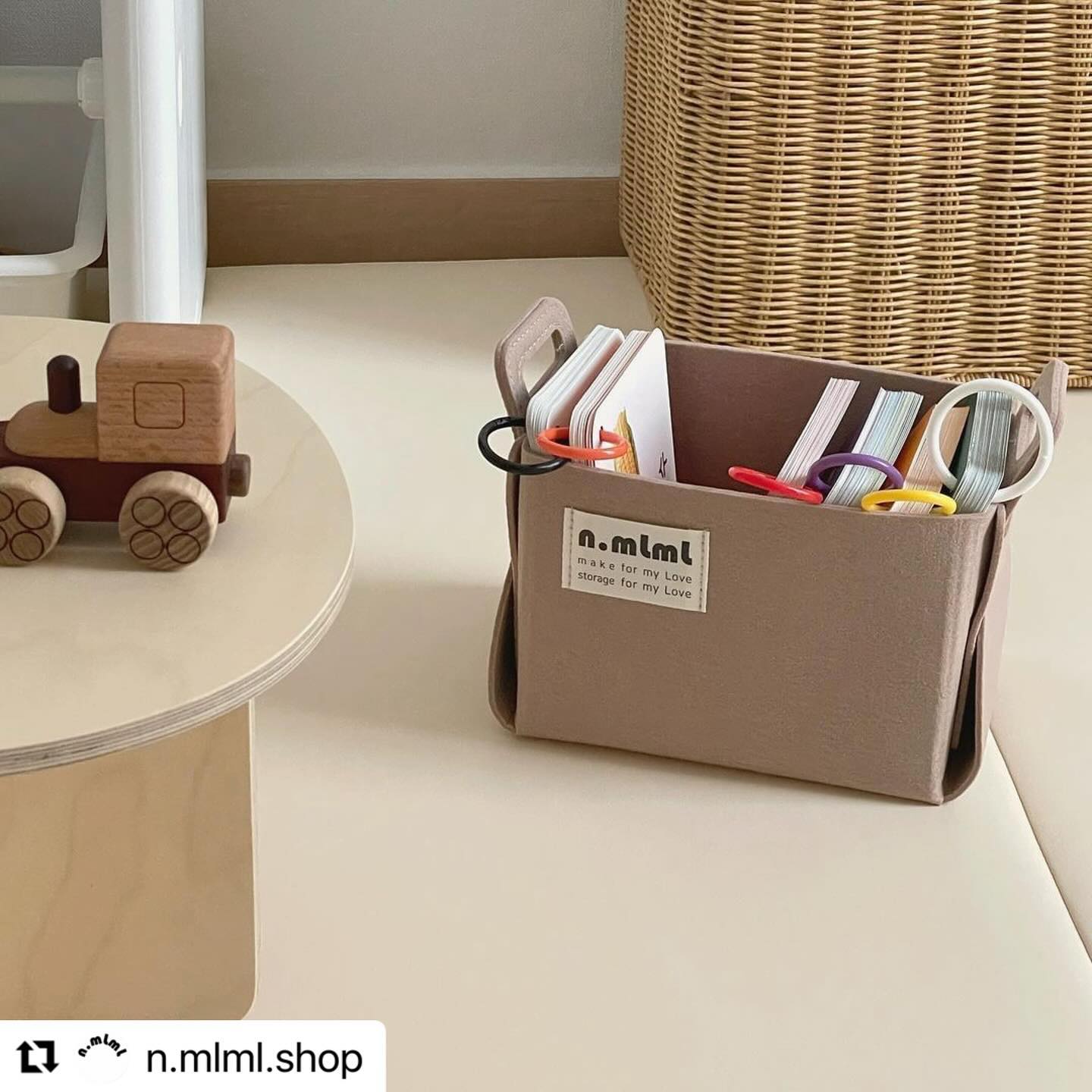 #Repost n.mlml.shop with use.repost
・・・
체험단 | 말놀이 낱말카드 160

1쇄 완판 기념, 말놀이 낱말카드 160 체험단을 모집합니다. 생생한 실사 카드 160장과 놀이 후 깔끔한 정리를 도와주는 펠트 바구니를 체험해보실 수 있습니다. 오랜만에 준비한 체험 이벤트이니 관심 있는 분들의 많은 참여 부탁드립니다 :) 

옹알옹알 옹알이 하는 아이, 신나게 포인팅 하는 아이, 동물 소리 잘 내는 아이, 말이 트이기 시작한 아이, 모두 다 신청해주세요🫶

•체험 상품
-말놀이 낱말카드 160(링고리/보관 상자포함) 
-펠트 바구니 베이지 S 

•체험단 신청
① 엔밀리밀리(n.mlml.shop)계정 팔로우
② 체험단 모집 피드 리그램 *원하는 사진 캡쳐 후 게시 가능
(필수태그: #말놀이낱말카드 #엔밀리밀리낱말카드 #낱말카드
③ 프로필 링크 클릭 > 체험단 신청
④ 참여 완료 댓글 (친구 태그해주면 더 좋아요!)

•체험 일정
-모집: 12/7-12/11
-발표: 12/12 개별DM
-제품 출고: 12/13~
-리뷰기간: 12/14-12/28

*자세한 내용은 신청 페이지에서 확인해 주세요
*리그램 콘텐츠 삭제 시 당첨에서 제외됩니다.