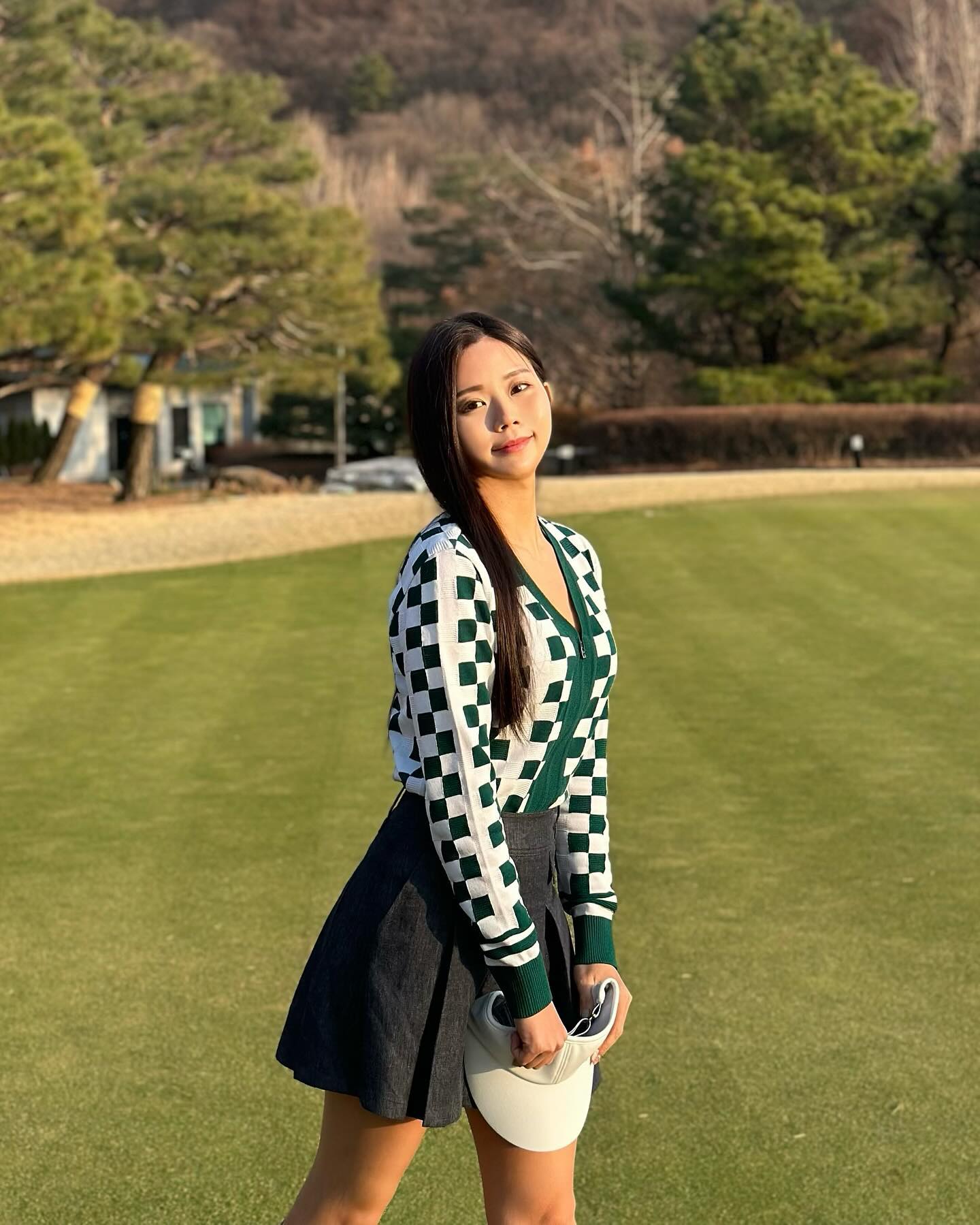 #협찬 x renomagolf 

골프시즌 스타뚜~~⛳️🏌️‍♀️

예쁜 옷 입고 필드 나가면 기부니가 좋아😆
레노마골프 이번 시즌 체커보드 가디건 넘이뿌당,,🥹
데님스커트랑도 찰떡매치🫶🏼

🍀레노마골프는 프랑스 파리에서 시작한 브랜드로 
이번 시즌 로맨틱 시티, 파리 라는 테마로 
매달 다양한 컬렉션을들 선보일 계획입니다🍀
.
.
.
.
.
.
.
.
.
.
#레노마골프 #레노마골프웨어 #renomagolf #체커보드가디건 #골린이 #체커보드 #골프스타그램 #골프패션 #골프장 #골프웨어 #골린이성장일기⛳️ #골린이그램 #골린이패션 #골생아 #골프룩 #오오티디 #골프셋업