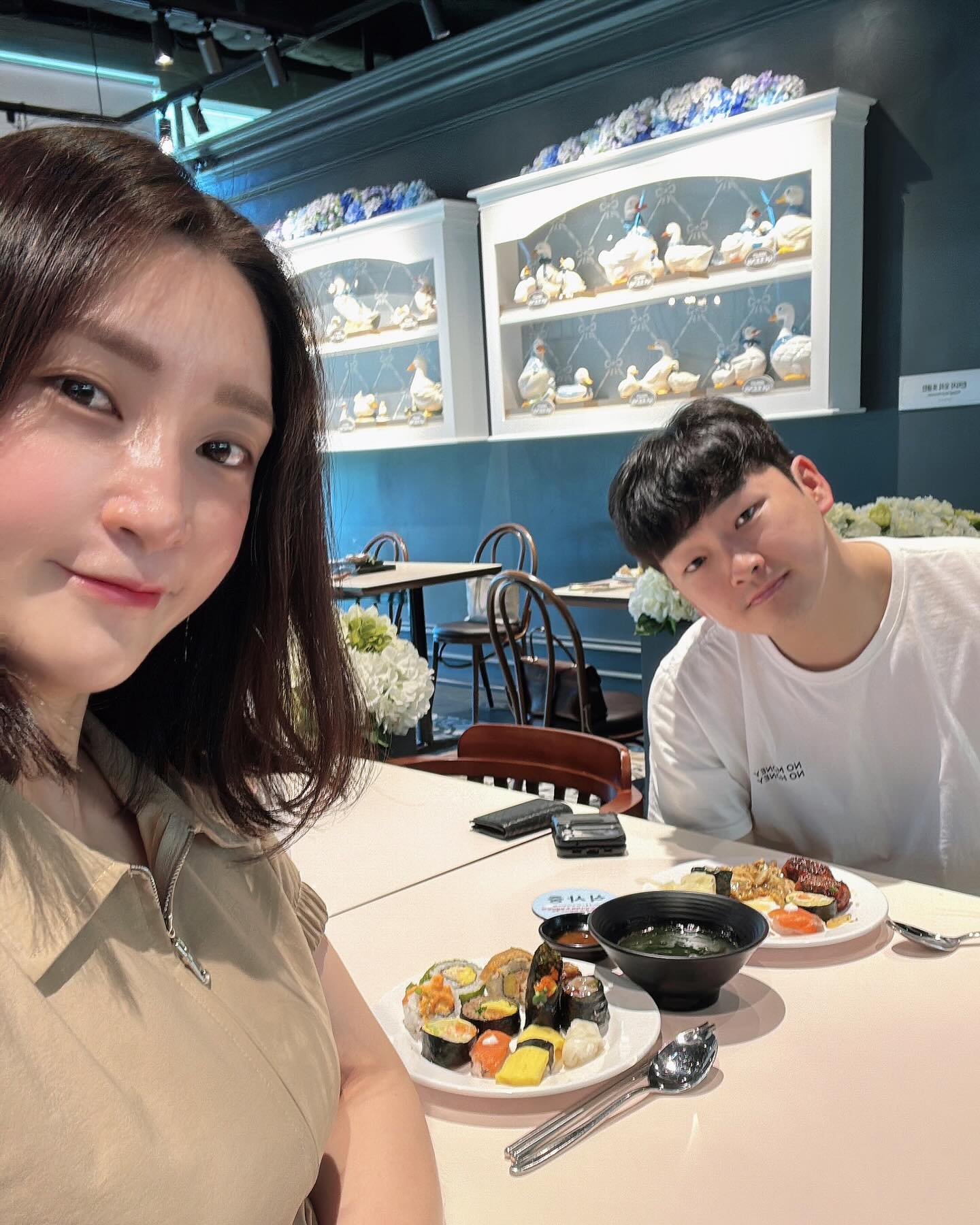 출산예정일 D+1 🤰🏻
5월6일이 오빠 생일인데, 아무래도 올해 오빠 생일은
산부인과 입원실 아니면 조리원에서 보낼것같아서
생일밥 미리 먹자고.. 외식하면서 의미부여하기🤭

그나저나 오늘 #애슐리퀸즈광주롯데수완점 가길 잘한것같다.
샐러드바에 미역국도 있어버리고, 디저트도 너무 맛있어버리기🎂
아빠 생일선물로 J(제이)가 5월6일날 태어나려나..👼🏻
조리원에서도 나랑 같이 생일 미역국 먹쟈🤣🤣🤣

출산 전 마지막 외식일지도 모르니까 #만삭임산부 실력발휘!
배찢어질듯 어마무시하게 먹어버리기ㅋㅋㅋ
점심 많이먹어서 저녁시간 됐는데.. 아직도 배불러😅

점심먹고 집에 돌아왔을때, 시기적절하게 #크록스지비츠 도착!
남편취항 고려해서 크록스 꾸밀 #야구지비츠 주문했는데, 
rieraaaa.3 맘에들지?! 😍
.
.
.
#임신40주1일 #만삭임산부일상 #남편생일미리축하해
#출산전먹방 #출산전먹부림 #수완지구맛집 #애슐리 #애슐리퀸즈