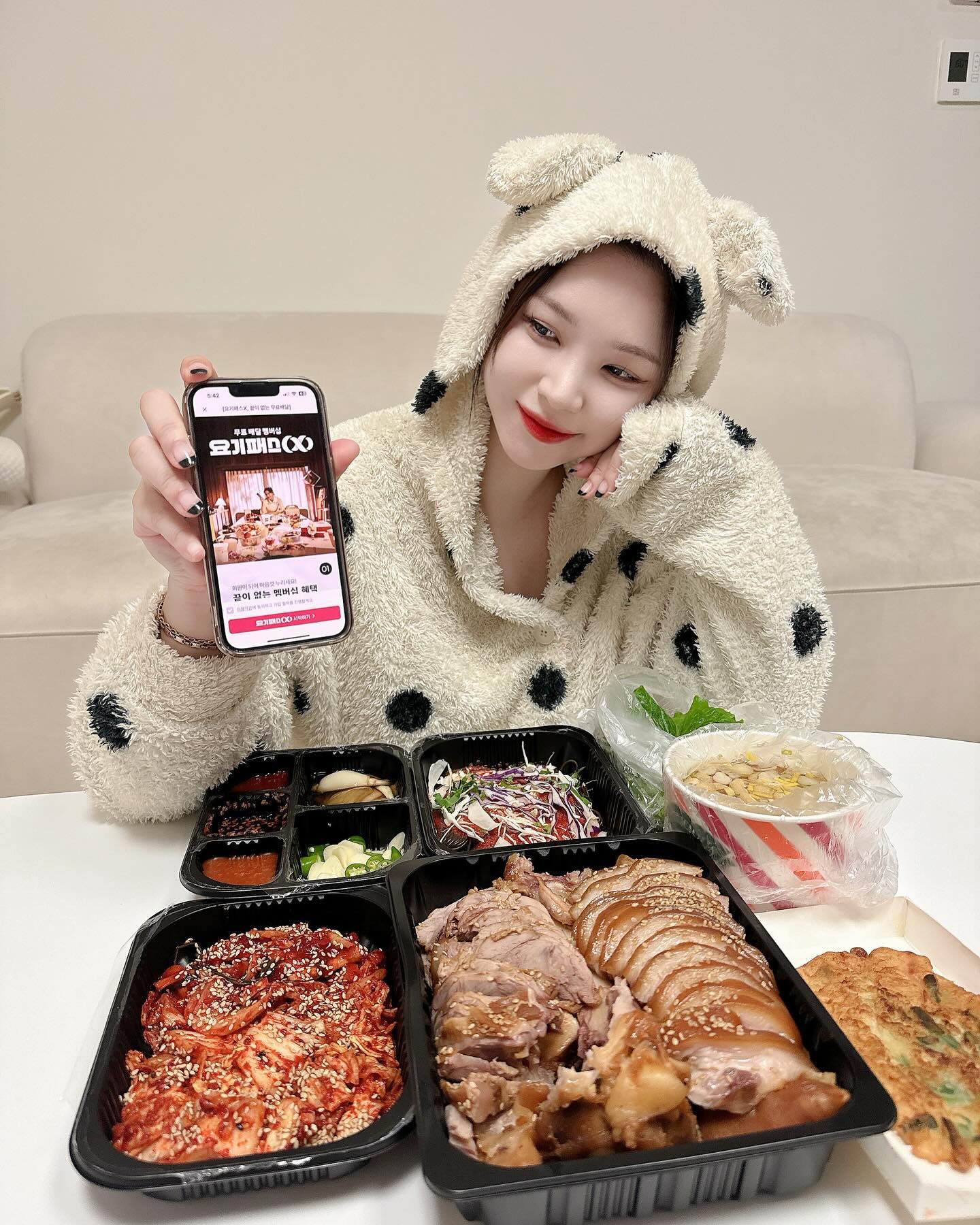 #광고 yogiyo_official
배달음식 시키려다가
배달비 때문에 멈칫 하셨던 분들 주목!

요기요에서 진행하는
국내최초 배달구독서비스
요기패스[X] 이용해보세요

지금 처음 가입하는 사람들은
2달간 월 구독료 2900원 이벤트도 진행중!

구독만 하면 배달비 무료에
할인쿠폰 적용이 되는 가게는
쿠폰 중복사용까지 가능하니까
배달 자주 시켜드시는분들은 완전 이득🙉🙉

요기패스[X] 대상 가게는 표기가 되어있으니
주문할 때 꼭 참고하시구
배달비 부담없이 배달시켜보자구요 🤍

#무료배달 #요기요 #요기패스X #배달맛집 #족발스타그램 #동네맛집 #족발맛집 #찐맛집 #먹스타그램 #먹방 #맛스타 #광주맛집