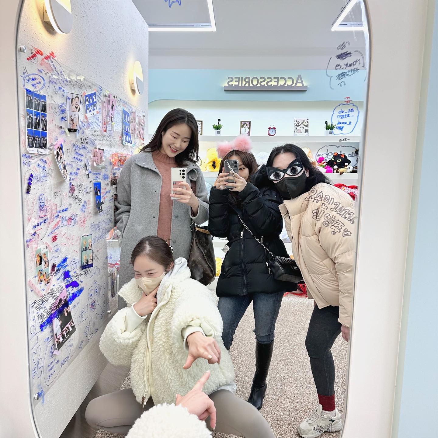 사진찍기 귀찮아하는 언니 하나
사진에 진심인편인 언니 하나
사진을 정상적으로 안찍은 언니 조합..🫶🏻
어제는 비교적 평온한 사진을 남기고
먹느라 술은 찔끔 마시고 귀가했다고한다,.🤍