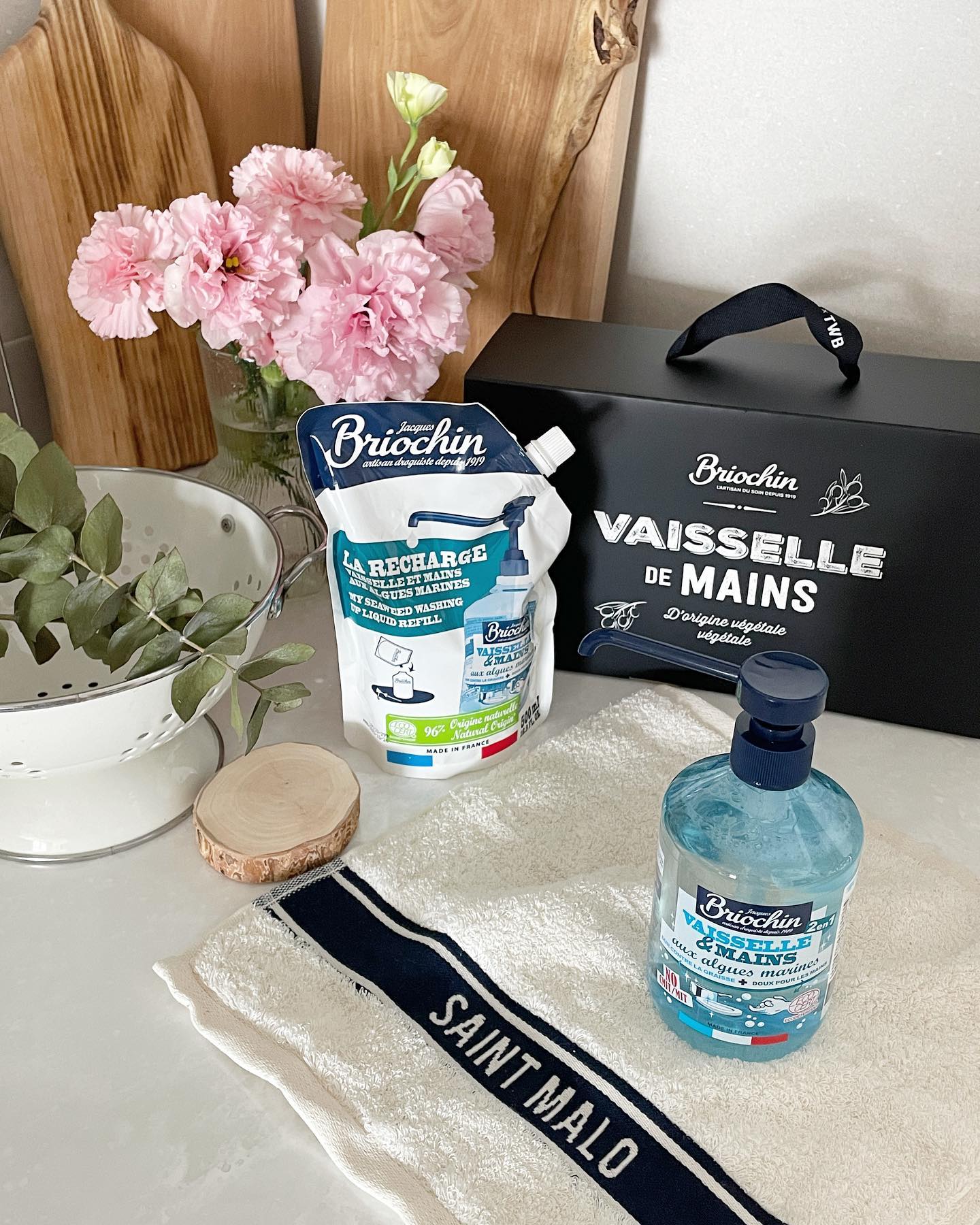 #광고 세정력은 물론 주방에 두면 예쁘기까지하니 꾸준히 정말 잘 쓰고 있는 프랑스 명품 세제브랜드 브리오신의 주방세제🫧briochin_korea 

이번에 마켓컬리에 선론칭된 ‘브리오신 X TWB 콜라보’ 세트를 받아 보았어요! 🤗 

🤍🤍5/17 까지 마켓컬리에서 15% 할인가에 만나볼 수 있어요🤍🤍

본품+리필 구성에 주방에서 유용하게 쓸 수 있는 +핸드타월까지! 너무 알차고 예쁜 기프트세트 구성이에요ㅎㅎ
요거 정말 신혼집이나 친구 자취 선물등으로 실용성 가득하니 아주 딱이랍니당💙

콜라보레이션 한정판인 TWB 시티시리드 타월에는 브리오신 본사가 있는 프랑스 생말로가 새겨져있답니다🇫🇷

브리오신 주방세제는 인테리어,예쁜집에 관심 많은 분들은 모두 알만큼 안그래도 프렌치무드의 예쁜 패키지를 자랑하는데 생말로 타월까지 함께 하니 부엌에서 감성이 가득 느껴져요🥰🥰

프랑스 유기농 인증단체인 에코서트를 받은 친환경 세제인데다 기름기 세정력도 탁월해서 정말 마음에 쏙 들어요❣️

마켓컬리 샛별배송으로 밤11시 이전 주문하면 새벽내로 바로 받아볼 수 있다는 거🫶🏻 론칭기념 2주간 세일할 때 꼭 한번 사용해보세요! 🫧🫧

#브리오신xTWB콜라보 #브리오신 #브리오신콜라보 #TWB #마켓컬리 #주방세제 #핸드타월#TWB시티시리즈 #콜라보레이션 #콜라보 #프랑스세제 #브리오신주방세제 #주방세제추천 #프리미엄세제#명품세제#에코서트인증세제#홈스타일링#오하우스#집들이선물#선물추천#마켓컬리추천상품 #컬리추천템#신혼집인테리어#스승의날선물#신혼일상#신혼집꾸미기#새댁일상