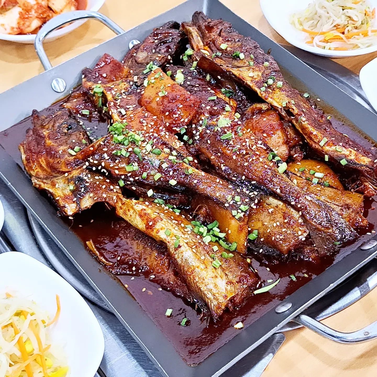 둘째는 오늘부터 방학
방학전 최후의 만찬
쫄깃쫄깃한 코다리찜, 시원한 민어탕으로
몸보신 제대로 하고 왔어요

요즘은 쫄깃한 코다리가 인기라면서요
어찌나 좋은 코다리던지 쫄깃하면서도 부드럽고
매콤달콤한 양념은 밥을 부릅니다

그리고 담백 그 자체 생민어탕은 완전 시원해
이렇게 먹으니 음식궁합도 좋은듯

양이 많으니 인근 직장인들에게 인기 만점인듯요
저도 담에 이 근처 지날땐 재방문의사 10000% 있는
#영등포시장역맛집 #해물명가구룡포

#영등포역근처맛집 #영등포역맛집 #영등포맛집 #영등포코다리찜 #영등포시장맛집 #영등포민어탕 
#영등포역점심 #몸보신음식 #영등포시장점심 #점심메뉴