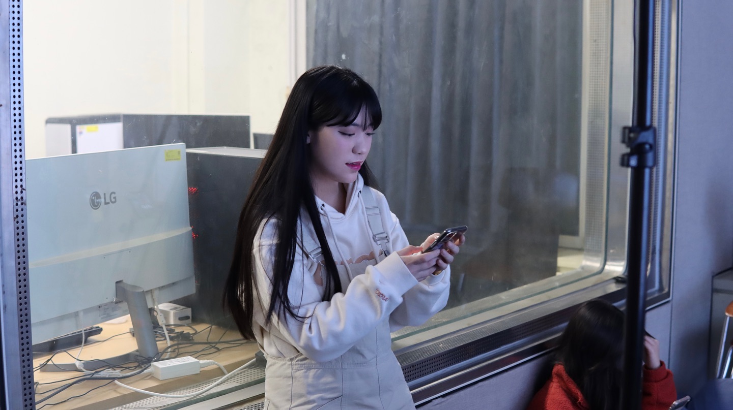 그러니까 사랑을 하든, 여행을 하든 뭐라도 합시다