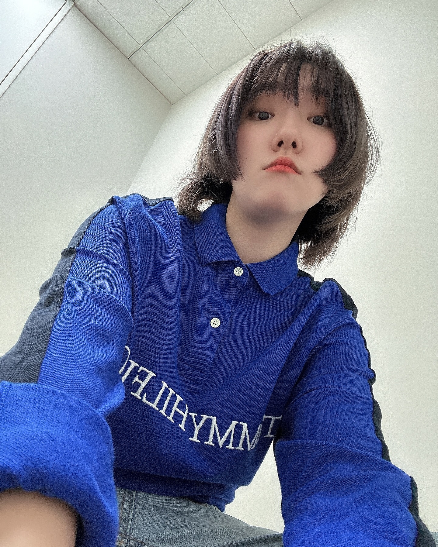 방금 따끈따끈하게 갓 찍은 사진 투척💙,,
어어 나도 셀고인 거 알아요 도대체 어케 찍는 거죠 셀카는?🤷
그나저나 오늘 투표날인데 유난스럽게 너무 퍼랭이라 웃김ㅋㅋ