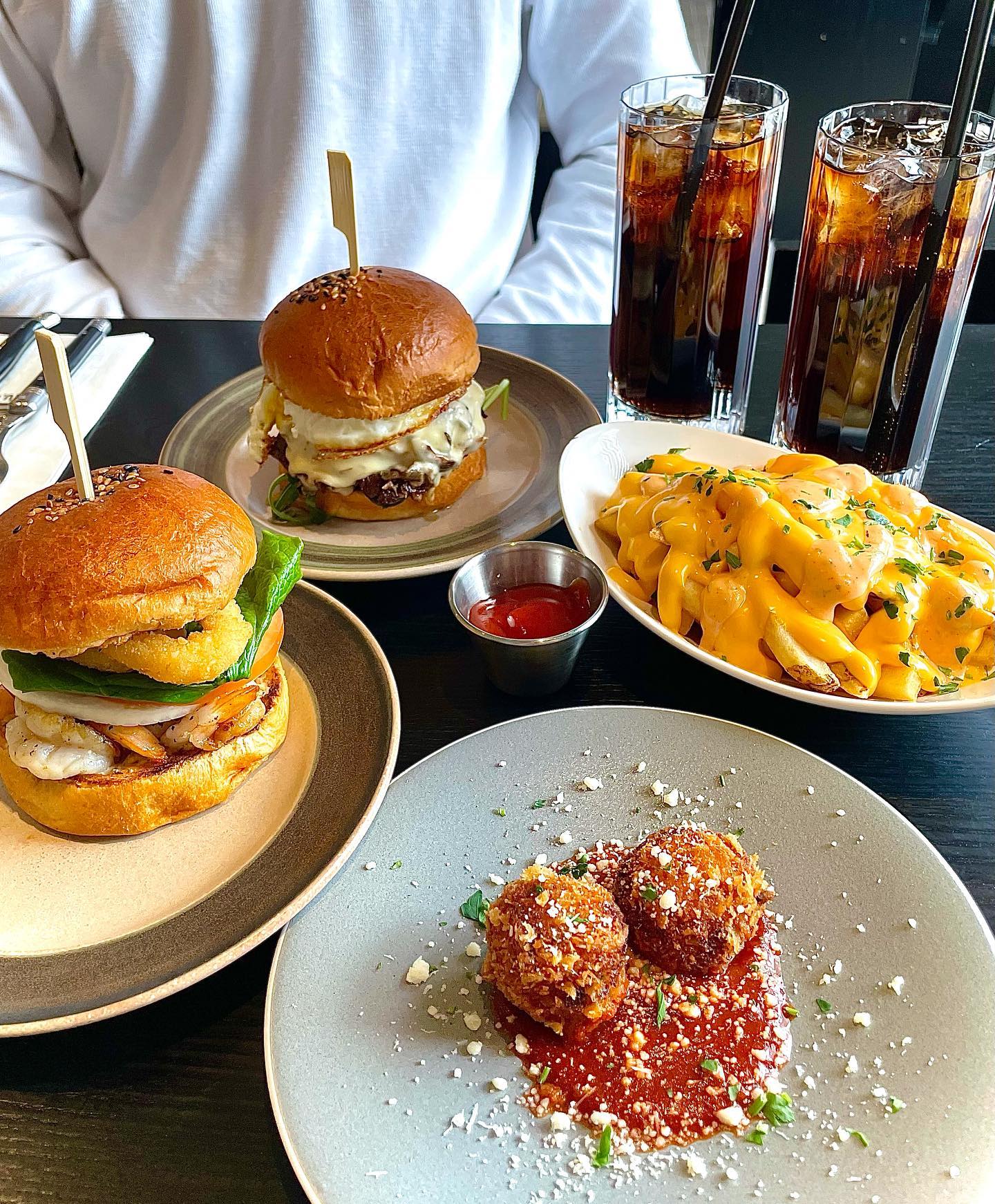 #협찬 #써프버거
인테리어+분위기+맛 모두 완벽한 수제 버거집✨

본격적으로 쇼핑하러 가기 전에 든든하게
배 채우러 수제버거 맛집 S.U.F에 들렸어요
고양 스타필드 <-> 써프버거는 차로 7분 거리!
버거 맛있게 먹고 쇼핑하러 가면 딱 좋아요😎

🔍 S.U.F BURGER (s.u.f_burger)
✅ 주소 : 경기 고양시 덕양구 안진로 41 1층
✅ 전화번호 : 0507-1395-0269
✅ 영업시간 
 - 월요일 정기휴무
 - 화~일 11:30-22:00 (라스트오더 21시)
🙏🏻브레이크타임 15:00-17:00 (30분 전 오더마감)
✅ 매장 앞 주차 가능 

🍽쉬림프 버거
통통한 통새우가 잔뜩 들어간 찐 쉬림프 버거

🍽머시룸 버거
불맛 가득한 소고기 패티+버섯+루꼴라+계란+스위스치즈
식감이 좋았고 재료들의 조화가 괜찮았던 버거 

🍽아란치니&토마토소스
바삭바삭 튀겨진 이태리 라이스볼 튀김
아래에 깔려있는 새콤한 토마토 소스를 찍먹

🍽치즈프라이 
찌이이이인한 체다치즈 이불을 덮은 감자튀김
짭짤+고소+녹진한 맛

1️⃣ SUF만의 레시피로 만든 수제번과 숙성 패티
2️⃣ 사이드로 딱 좋은 다양한 스몰 플레이트 메뉴
3️⃣ 위생 청결에 자신있는 오픈 키친
4️⃣ 무채색을 사용한 모던하고 깔끔한 인테리어

#지축맛집 #지축역맛집 #써프수제버거 #수제버거 #수제버거맛집 #고양이케아맛집 #스타필드고양맛집 #고양스타필드맛집 #지축지구 #스타필드고양 #고양수제버거맛집 #SUF #고양맛집 #고양시맛집 #햄버거 #수제버거 #맛집스타그램 #맛스타그램 #고양데이트 #스타필드고양 #맛집추천 #맛집탐방 #먹스타그램 #푸드스타그램 #먹팔맞팔 #먹팔환영 #먹스타 #먹스타맞팔