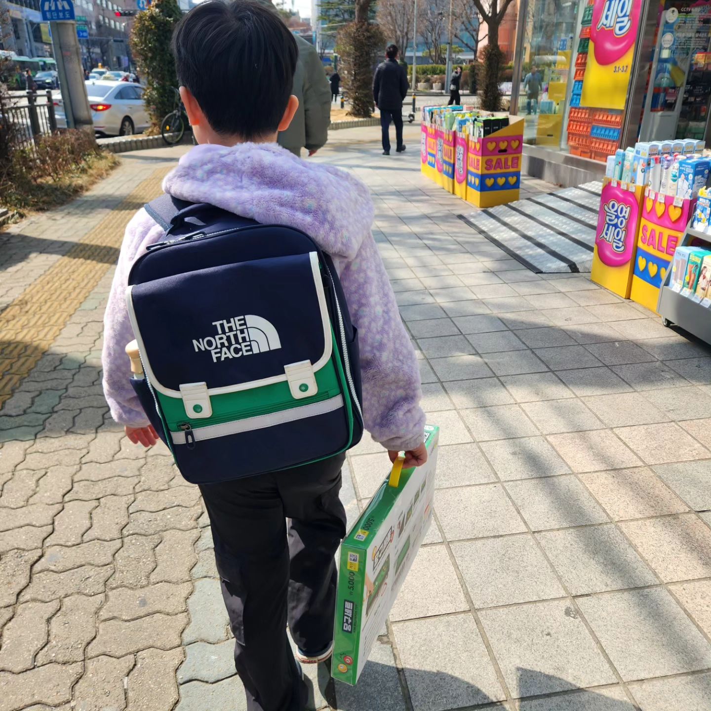 와..
하교  후 안나갈라고 다이소 들렀다 집에간건데~~
에휴. 그래가자.
버스 타고 남구로역.
와..아드님이 애미를 굴립니다.
엄마 달려~~ 
이무게로 달렸네.
남구로역->가산디지털단지역.
어디 숯불고기집서 이케 연기가 나냐?냄새쩌네~ 
하고 계단올라왔는데 어라?
화재발생.
반대쪽 승객들은 대피령. 무정차 하는 열차.
아드님 빨리 타고 거길 떠야하는데 
천안급행. 이건 다음 정차가 안양?
아들아 다음꺼 타야한데~
겨우잡고있는데  안내방송에 소방차 소리에..
애미 진땀남.
마트가서 토미카하나들고~ 
아들. 버스타고가잔다. 무서웠었나봄.
무튼 버스타고 집~~ 
간만에 만오천보찍었네.