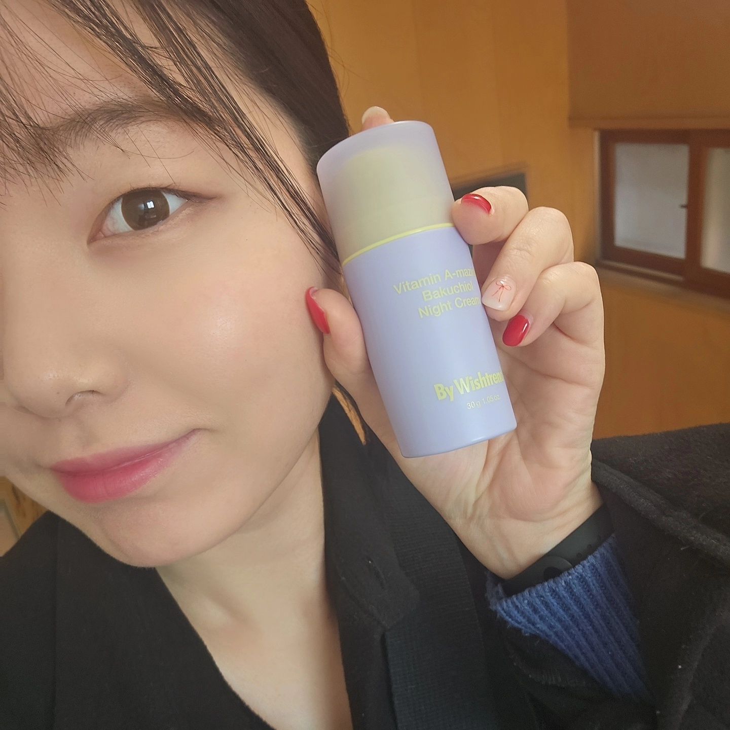 #제품제공 #lovebywishtrend bywishtrend.kr

2024년의 첫번째 피드는
By Wishtrend에서 제공받은
비타민 어메이징 바쿠치올 나이트크림을
소개하려구해요😊

찬바람을 많이 쐬선 피부가 많이 무너져서
밤에 레티놀크림을 꼼꼼히 바르고 잤더니
만졌을 때 거칠함이 덜하구 부드럽더라구요🙊

이 제품은 밤에 바르고 자도
저자극&트리먼트 나이트크림이라
얼굴에 무리가 덜해서
비타민A입문자들에게 추천드리고싶어요

✔️민감성 피부에도 걱정없이 바르도록 시험 완료

약 4주정도쓰면 눈가주름이나 피부의 거칠기도
개선된다고 하니 탄력이 필요하신 분
한번 써보시길 권해드려용❣️

낮보단 밤에 사용하는 것이 좋은 나이트케어 크림제품✨️
진득함이 없어서 바르면 빠르게 흡수되버리니
저는 자기전에 요 제품으로 피부의 탄력을
돌아오길 바라며 잘 사용하고있답니다..🫶

#bywishtrend #바이위시트렌드
#바쿠치올크림 #안티에이징 #크림추천
#모공케어 #나이트크림 #레티놀
#쌩얼 #셀피 #셀카 #화장품후기 #크림추천