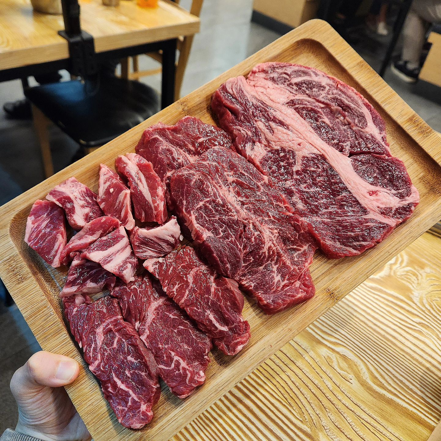 .
원래 무한리필 안좋아하는데 생각이 바뀐 곳..!
챙후니가 괜찮다고 추천해줬던 곳인데 정말 괜찮네 키키
지금까지 갔던 무한리필집 중에서 가장 맛있고 만족스러웠던 곳이다

게다가 처음에 제공되는 고기 부위랑 리필되는 고기 부위랑 퀄리티 차이가 없는거 같음!!
역시 사람들이 엄청 많은 이유가 있다
대전에서 소고기 무한리필집 가고싶으면 앞으로 여기가야지~~
.
.
#진원소우 #진원소우대전봉명점​
대전 유성구 문화원로 93 2층 / 봉명동 611-11
매일 11:30~10:30 (LO 21:30)