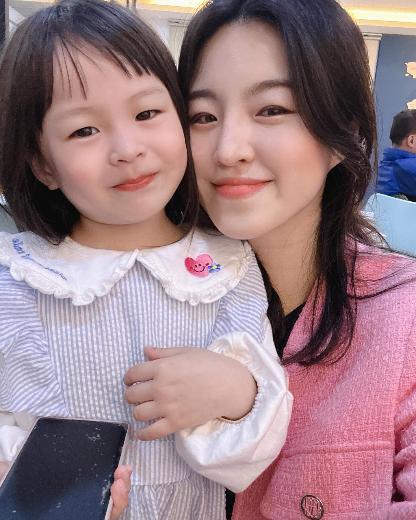 -
사랑해 내전부👧🏻♥️💛
.
.
#딸스타그램#사랑해#가족스타그램#딸래미#육아맘#김해맘#줌마렐라#셀카#셀피#셀스타그램#육아일상#5세여아#아기모델#쥐띠맘