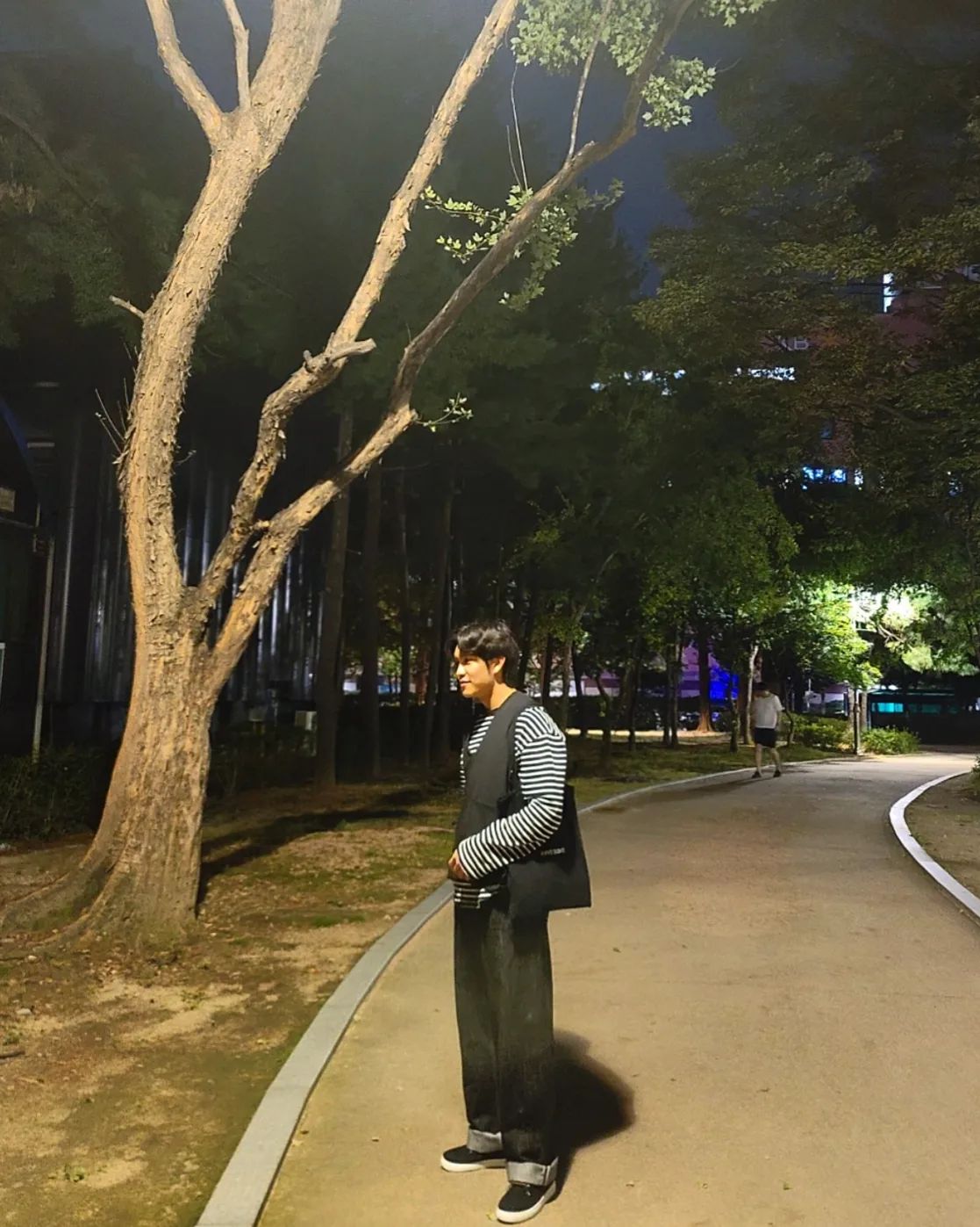 fashionlior 
1달사용리뷰
✔️ 무난한 스니커즈라 거의 매일 착용하고 다니는데도 질리지가 않아요!! 걷는데 불편함도 없고 굉장히 편한 신발 👟