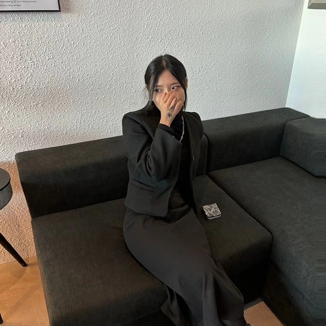 20년 전에도 눈이 왔을까.
손이 시리고 코 끝이 붉어졌을까.

희와 선과 진은 나보다 일찍 태어났으니
그 때쯤 눈이 보였을까. 금반지를 쥐고 있었으려나.
유영이는 아직 물 속에 있었을텐데,
나도 유영이도 뭐가 그렇게 급했을까.

1
난 어제 성인이 되었어.
원래도 성인이었지만, 보다 완전한 성인이.

12, 21. 종이로 찍어낸 듯한 날짜라,
신의 탄생의 4일 전이라,
이상하게 눈이 펑펑 내리는 날이라-

조금만 더 늦게 태어나 봄날을 가질 걸 아쉬웠는데,
몇 주의 시간을 참지 못하고 일찍 태어나버린 나에게 감사했어.

조금만 늦었어도 만나지 못했을 인연들이 있어서.
어쩐지 매해 태어난 날마다 눈이 펑펑 오는 것 같아서 그게 너무 싫었는데, 연우의 말을 듣고 마음이 좋아졌어.

"정말 큰 축복이다."

내가 만난 모든 인연들도,
펑펑 내리는 눈도-
모두 모두 내겐 정말 큰 축복이야.

2
오래 기억할 것 같아.
올해 생일은 정말 오래 기억에 남을 것 같아.

멋진 케이크를 받았어.
클로버를 좋아하는 유영의 조각에는 클로버가
신을 따르는 나의 조각에는 십자가가.

내가 뭘 좋아하는지 의논하다 십자가를 생각해낸 
너희를 생각하다, 괜히 웃음이 났어.
새삼 내가 너희 앞에서 신을 자주 찾았구나.

*

눈이 정말 많이 내렸는데, 그마저도 좋았어.
불꽃을 두개씩 들고 마구 마구 흔드는 우리도,
멀리서부터 꽃을 들고 오는 마음도,
어떤 꽃을 좋아하는지 알아내려 애쓴 마음도,
지독히 눈치없이 카네이션을 추천해준 나도,
검정색의 카페와, 다섯 손가락을 펼쳐 놀던 우리,
살갗이 아프게 아리던 날씨도, 내리던 눈도-
이렇게 우리가 읽어야만 알아차릴 수 있는 문장들을
나는 아주 오래 간직할거야.

3
스무살이 끝나가.
나는 크게 이룬 것이 없다 생각했는데,
다정한 인연들을 곁에 두었으니 
그것으로 되었다는 생각이 들었어.

향이 나는 것들을 좋아하는 나를 기억하고 
향수를 보내준 사람들이 있어.

꽃과 풀이 좋은 나를 기억하고
꽃과 풀을 보내준 사람들이 있어.

커피 없이는 살지 못하는 나를 기억하고
1리터 아메리카노를 잔뜩 보내준 사람도 있어.

나에게 끊임없이 태어나줘서 고맙다고 말해주는 사람이 있고,
내가 하는 모든 일들을 그저 지지해주는 사람도 있고-
아무것도 묻지 않고 아무말도 얹지 않고 묵묵히 몇년을 같이온 사람들도 있어. 나도 모르는 내 마음을 읽어내고 풀을 보러 데려가는 사람들도 있어. 쌤, 하고 축하를 보내준 아이들도 있어.

그것으로 나의 스물은 충분했고,
그것으로 나의 스물을 다정했고,
그것으로 나의 스물은 따뜻했어.

모든 소중한 마음에 감사하며 글문을 닫을게.
