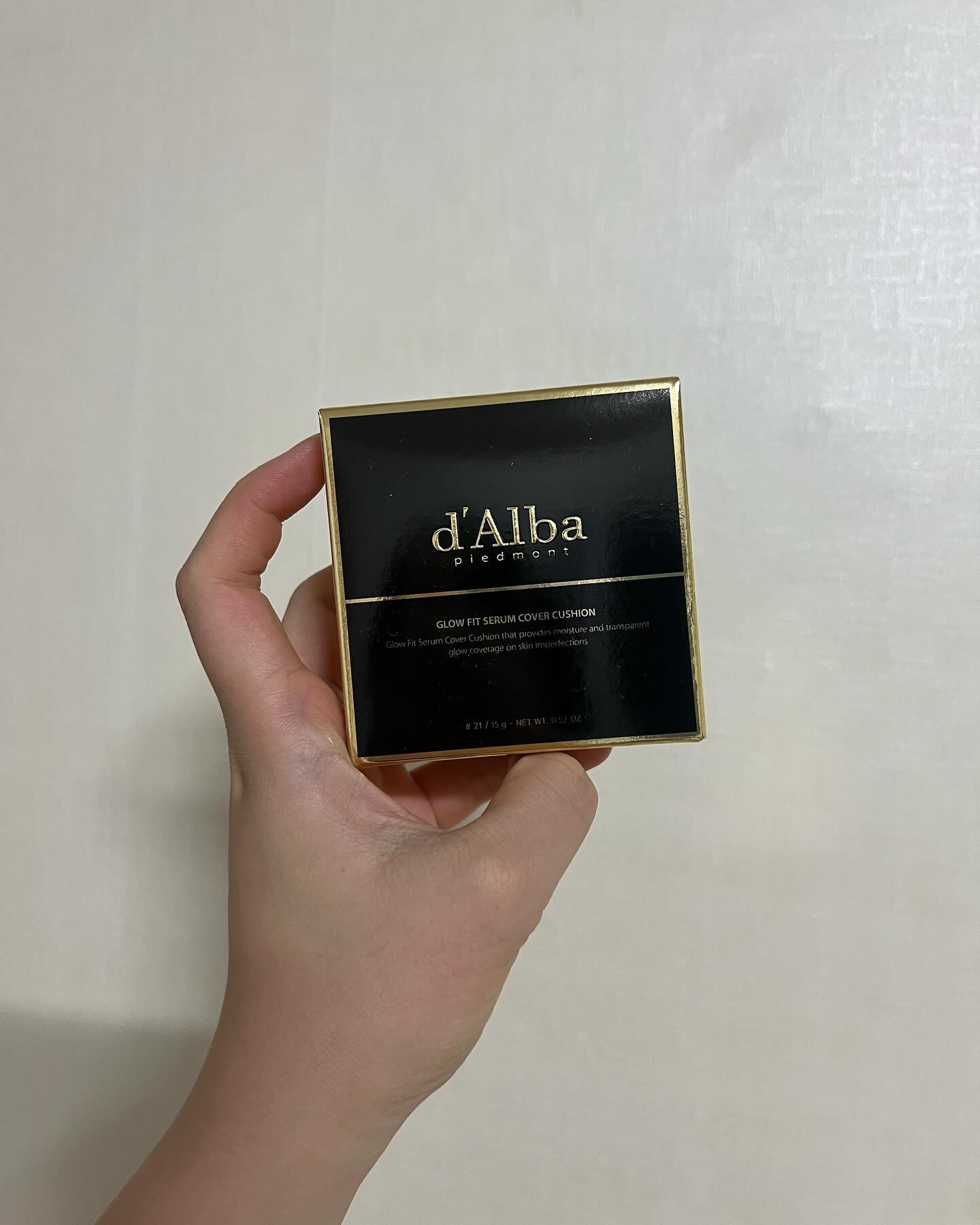 #협찬

항상 사용하고 있는 달바쿠션이에요~

수분에센스 61% 함유되어 촉촉한 수분을 머금은 모이스처 텍스처로 촉촉하고 들뜸없는 메이크업 연출이 가능하고
두꺼운 커버가 아닌 자연스럽게 얇고 밀착력 좋아서 꾸준히 사용중이에요!!

이탈리아산 화이트 트러플, 달바8가지 블렌딩 식물성 오일이 함유되어 있어 영양과보습을 동시에 케어해 윤기나는 피부로 연출 가능하며
내장되어 있는 블랜딩 팔레트에 내용물을 덜어 양을 조절하거나 세럼, 앰플 등 쿠션과 함께 블랜딩하여 사용할 수 있어서 좋았어요!!

메이크업 아티스트픽 으로 누구나 전문가처럼 쉽게 촉촉한 피부표현을 할 수 있수 있어서 추천하는 쿠션이에요~

#달바쿠션 #세럼쿠션 #촉촉쿠션 #올리브영쿠션 #쿠션추천