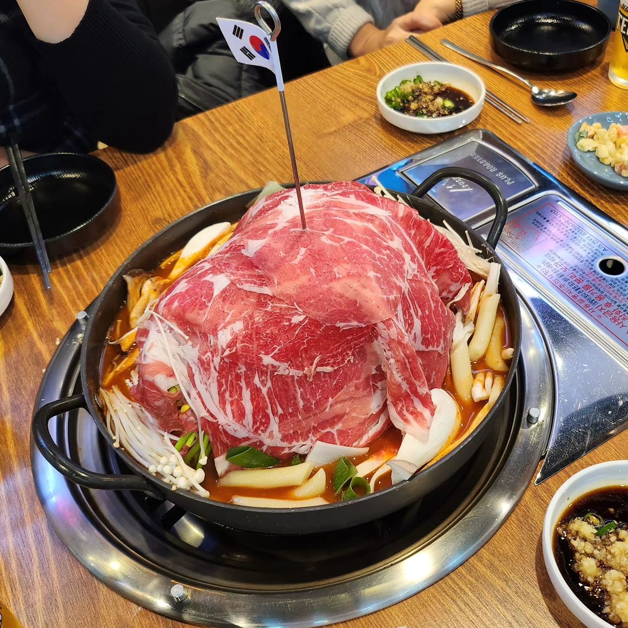 오랫만에 대딩칭구들과 #부평역
마니바뀌고 그대로인곳도있고~
십년전 마미치킨 아직도있음ㅎ
#연남물갈비
#와인한잔🍷 
오랫만에 만나서 웃고떠드니 넘좋았네♡
#목적은송년회겸청첩장받기