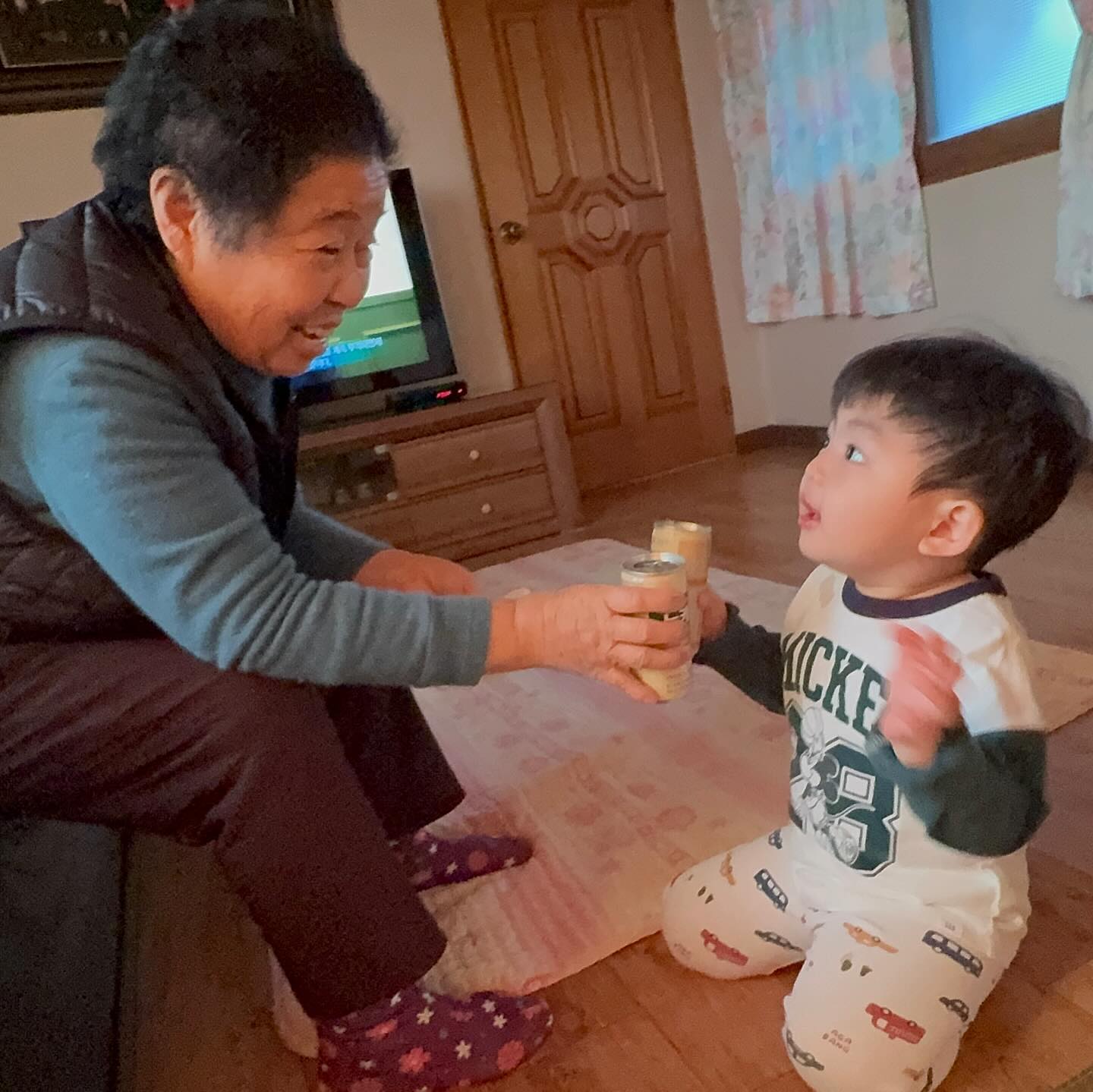 🤎🤎
건하의 왕할머니 사랑(건하애미의 외할머니)
왕할머니댁에 가서 간식도 같이 먹고,
설거지도 하고,
청소도 하고

울건하는 왕할머니댁을 너무 좋아해🥹❤️

#왕할머니 #일상 #사랑둥이 #daily #baby