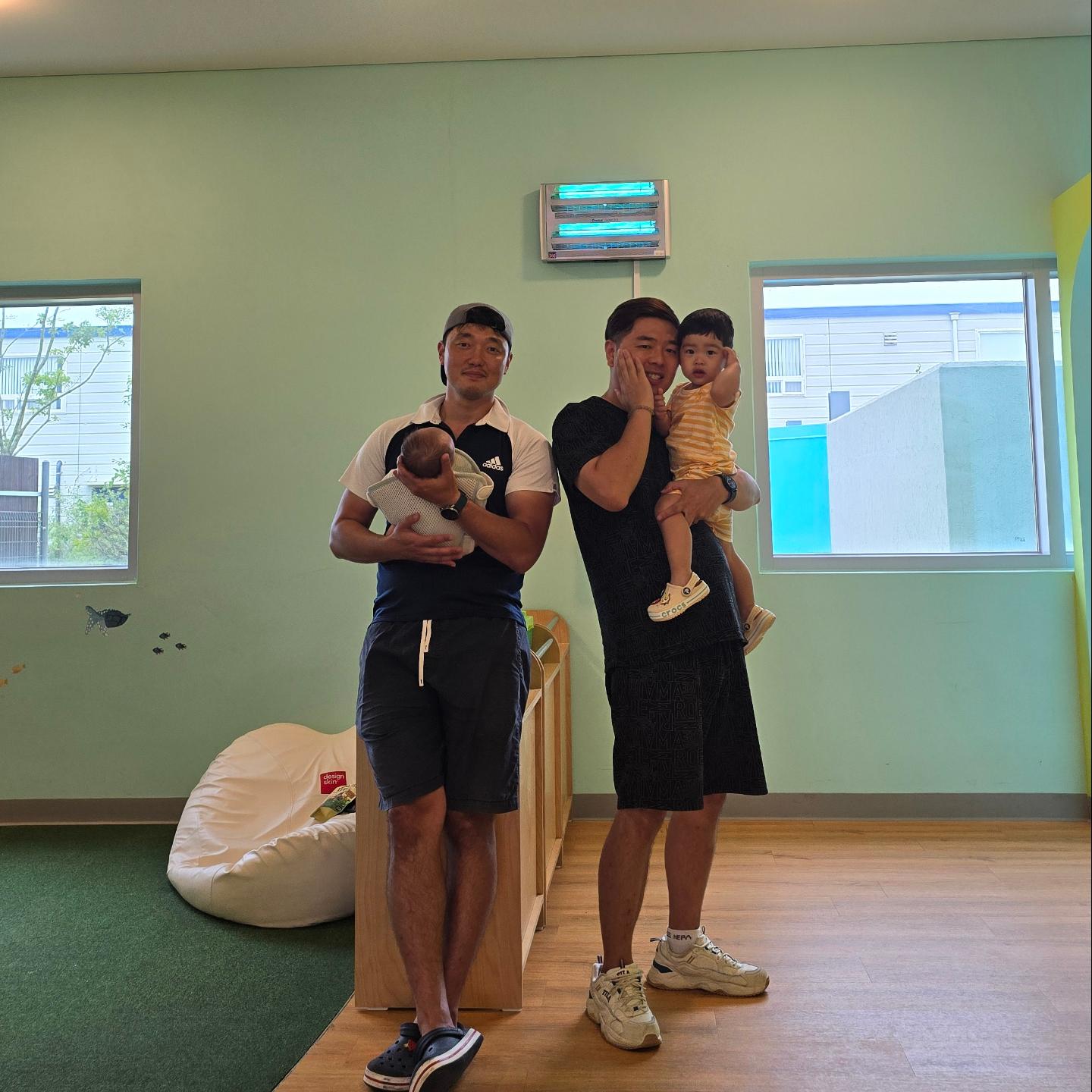 아기셋 부산 소방관아찌! 우야!
레고랜드에서 아기들이랑 기차타면서 
이런저런 추억 즐기다왔네요 ^^

#벗 #오래사귄벗 #애아빠 #고등학교친구 #사나이 #애아부지 #육아스타그램