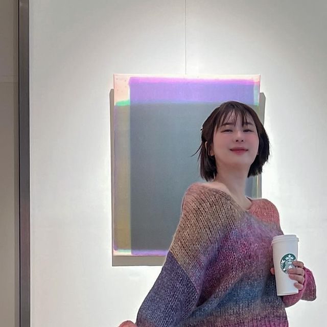 문새봄대표 (주)바디멜로디 예술교육원 대표 썸머마스터 on Instagram: "#광고 귀여운것이 세상을 구한다! 작지만 꽉찬 #미니케리어 소개합니다🧳 ✔️usb충전이 가능 ✔️접이식홀더 ✔️앞면