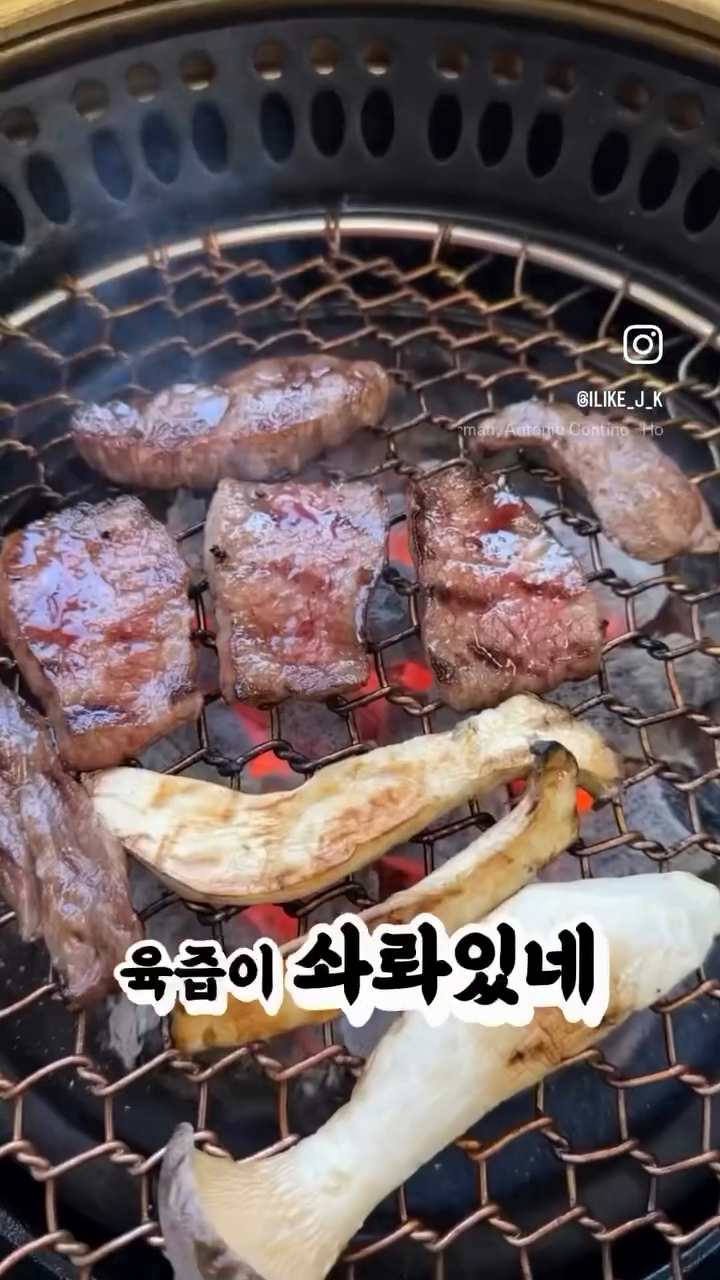 울산한우맛집 찾으신다면 좋은 등급 1+ 이상의 암소만을 고집하는 황금향로 어떠실까요? 

갈비살, 양념갈비살, 암소등심, 암소살치살, 특수부위 안창살, 토시살까지 종류별로 다양하게 즐길 수 있어요 

단품 식사 메뉴는 평양냉면, 비빔냉면, 가오리회냉면, 순면비빔, 갈비탕, 한우 된장찌개가 있고, 점심특선 대박이에요! 한우 불고기에 한우 된장찌개 나오는 15,000원으로 금액대도 착하고 일단 한우를 이 가격에 먹는게 대박 아닌가요

방문시 이벤트 참여해보세요~ 당일 5만원 이상 결제 영수증 지참시 투썸 플레이스 울산우정혁신도시점 아메리카노(R) 쿠폰 1매 증정, 리뉴얼 오픈 이벤트로 선결제시 10만원당 5천원 상품권 지급 

기념일 이벤트도 있는데 룸 예약시 맞춤 현수막을 무료로 설치해준다고해요! 
오 대박인데? 칠순잔치, 팔순잔치, 부모님 생신때 미리 예약해두고 모시고 오면 정말 좋을것 같아요

평일 저녁 및 주말 룸 예약은 한정적으로 받고 있으니 미리 예약안하면 원하는 날짜와 시간에 못 할 수 있으니  날짜가 정해졌다면 빠르게 예약 ㄱㄱㄱ

📍황금향로
주소 : 울산 중구 종가6길 11
영업시간 : 11:30-22:00 
브레이크타임 15:00-17:00 / 라스트오더 21:00
전화번호 : 052-244-8585
포장, 단체 이용 가능, 예약O, 주차O

#황금향로
#울산소고기맛집
#울산육회맛집
#울산한우맛집
#울산단체모임
⠀