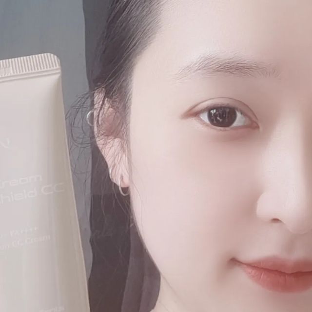 혜니 on Instagram: "#광고 #에스엔스킨 보습력이 좋고 끈적임이 없어 산뜻하고, 저자극 테스트 완료된 제품이라 믿고 사용할 수 있어용 10년 넘게 순한 화장품을 연구하며 자연유래 성분들로 순