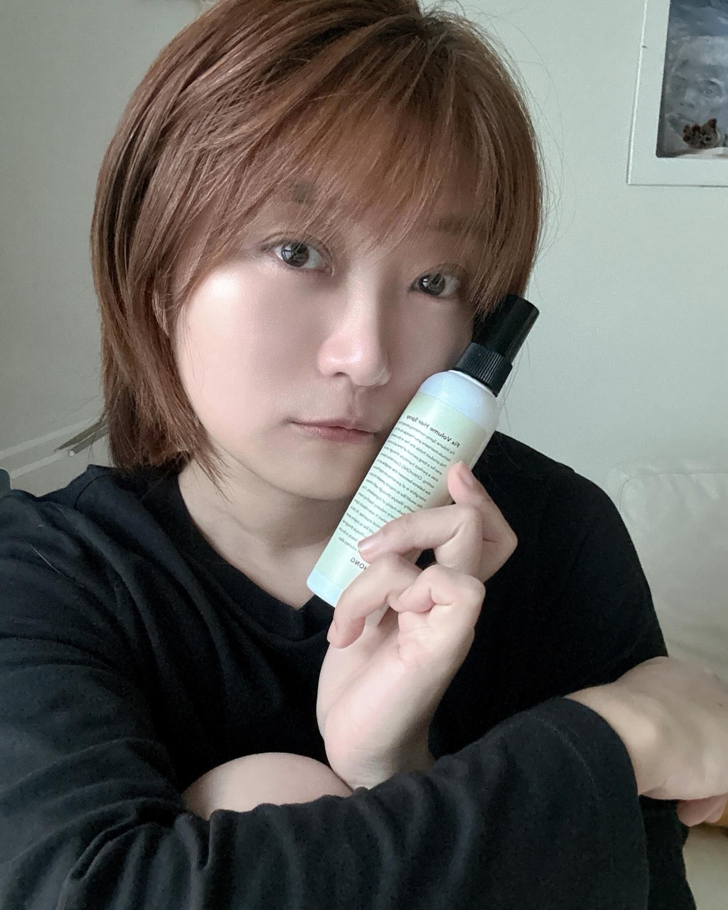 #협찬 #차홍 chahong.official

애매한 길이의 단발기장이라 볼륨을 살리고 싶어도
금방 죽어버려서 볼륨생성, 고정, 유지에 탁월하다는
차홍 픽스 볼륨 헤어스프레이 사용해보았어요.😚

금손이 아니라서 잘할수있을지 걱정했는데
모발에 소량 분사하여 컬을 잡아주니 내추럴한 느낌으로 완성!
사용하다가 어? 하며 생각보다 편리함에 감탄했어요🤣

조금 더 강력하게 볼륨을 원한다면 분사하여
손의 미열로 비벼주거나 드라이바람으로 고정시켜줘도 되요.

분사되는 입자가 고와서 모발에 뿌릴때도 편리했고
끈적임이 없고 딱딱하게 굳는 제품이 아니라서
자연스러운 세팅을 원했던 나에게는 딱인 스프레이👍🏻
차홍스프레이 직접 써보니 만족✨ 괜찮네요😍
.
.
.
.
.
#차홍스프레이 #차홍픽스볼륨스프레이 #차홍베스트셀러 #헤어스프레이 #셀프스타일링 #헤어스타일링 #단발머리스타일 #단발머리
#헤어픽서 #hairstyles