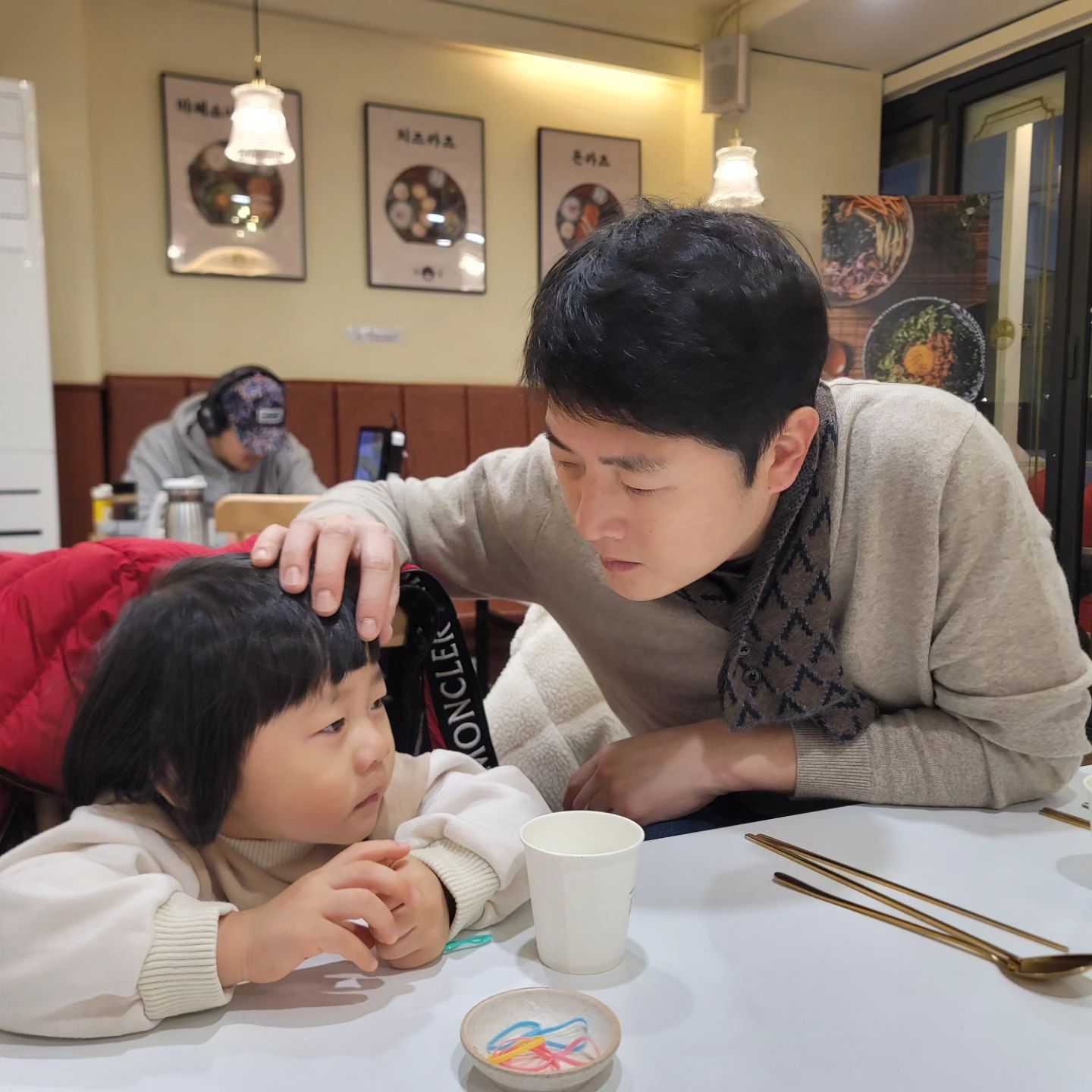 힘내라🩷
또슈브로의 육아동지이자 나의 유일한 오빠이자 
나의 인생의 벌써 많은 부분을 함께한 산 증인
살다보면 이런일 저런일 있겠지만
우리 너무 속상해 하지 말고
회사일로 힘들고 화가 나도 조금만 참고 잘 살아가보자!

우리에겐 세상 사랑스러운 또유니와 슈니가 있뜨아🩷
언제나 그래왔든 
새해 복 많이 많이 받고 
우리 잘 살자!

#육아동지#2024#2023#힘내
#새해는좋은일만#우리가족