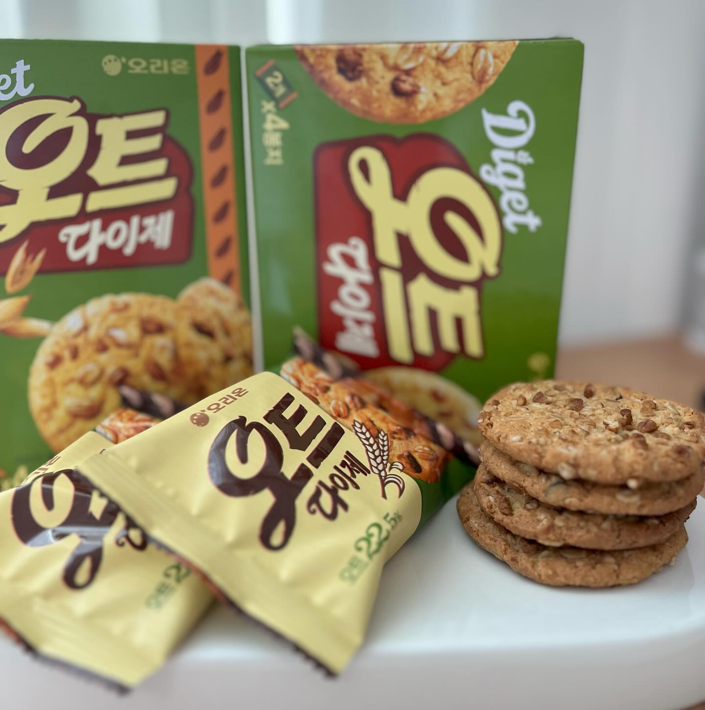 #할인구매 orionworld #오트다이제 #다이제
평소에 다이제 너무 맛있는거 알쥬?!
이번에 신상과자 오트다이제가 NEW NEW
핫하다고 하네요 :) 진짜 오트는
영양소가 워낙 풍부하고 건강한 식재료라서
평소에도 따로 챙겨먹고 있는데요
이번에 먹기좋게 오트 다이제가 나와서
출출한 시간때에 한봉 먹으면 포만감까지 좋아요!!

커피를 많이 먹어서 커피랑 같이 먹으면
오트토핑이 씹히는 식감이 매력적이예요!
무엇보다 우리집 꼬맹이도 너무 좋아하는 간식
엄마 까까!!! 하면서 한봉 순삭하네요 :)

기본 다이제도 너무 맛있지만
오트 다이제는 바삭하고 고소한 느낌이
더 들어가 있어서 해비하지 않고 
즐겁게 챙겨 먹을 수 있답니다~:)

#신메뉴 #뷰티 #08L #패션 #신상과자 #신상까까 #신제품 #음식 #디자인 #간식스타그램 #신상품나왔을땐  #먹방 #코덕