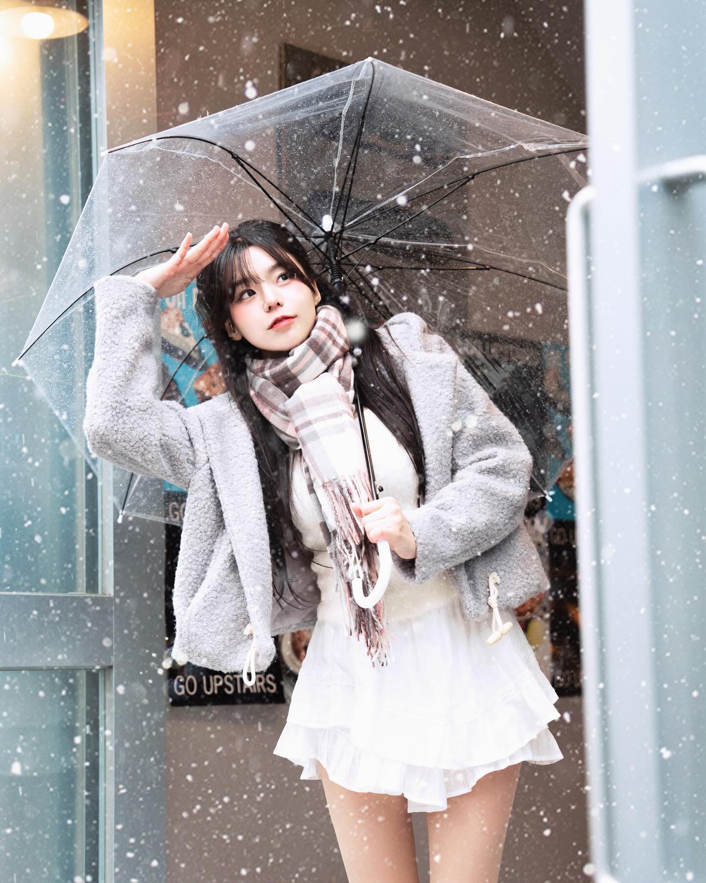 -
눈이 오는날엔 항상 설레더라고요
뭔가 좋은일이 생길것만 같은 기분☃️
.
.
이번에도 메인 고르기 어려워따ㅠㅠ 
1,2,3번 내 최애🫶🏻

model malang_khieu 
.
.
#눈스냅 #겨울스냅 #겨울화보 #야외화보 #야외촬영 #스냅사진 #여친짤 #인물스냅 #촬영문의 #스냅촬영