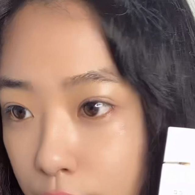 윤나나nana on Instagram: "Loobee 톤업 에센스 선크림❤️ 📌무기 자외선 차단제‼️ 📌비건 성분+98% ‼️ 📌EWG 등급(전체 공개 전성 분) 📌저렴한 튜브 용기가 아닌 다층 브로우 용기에 보관되