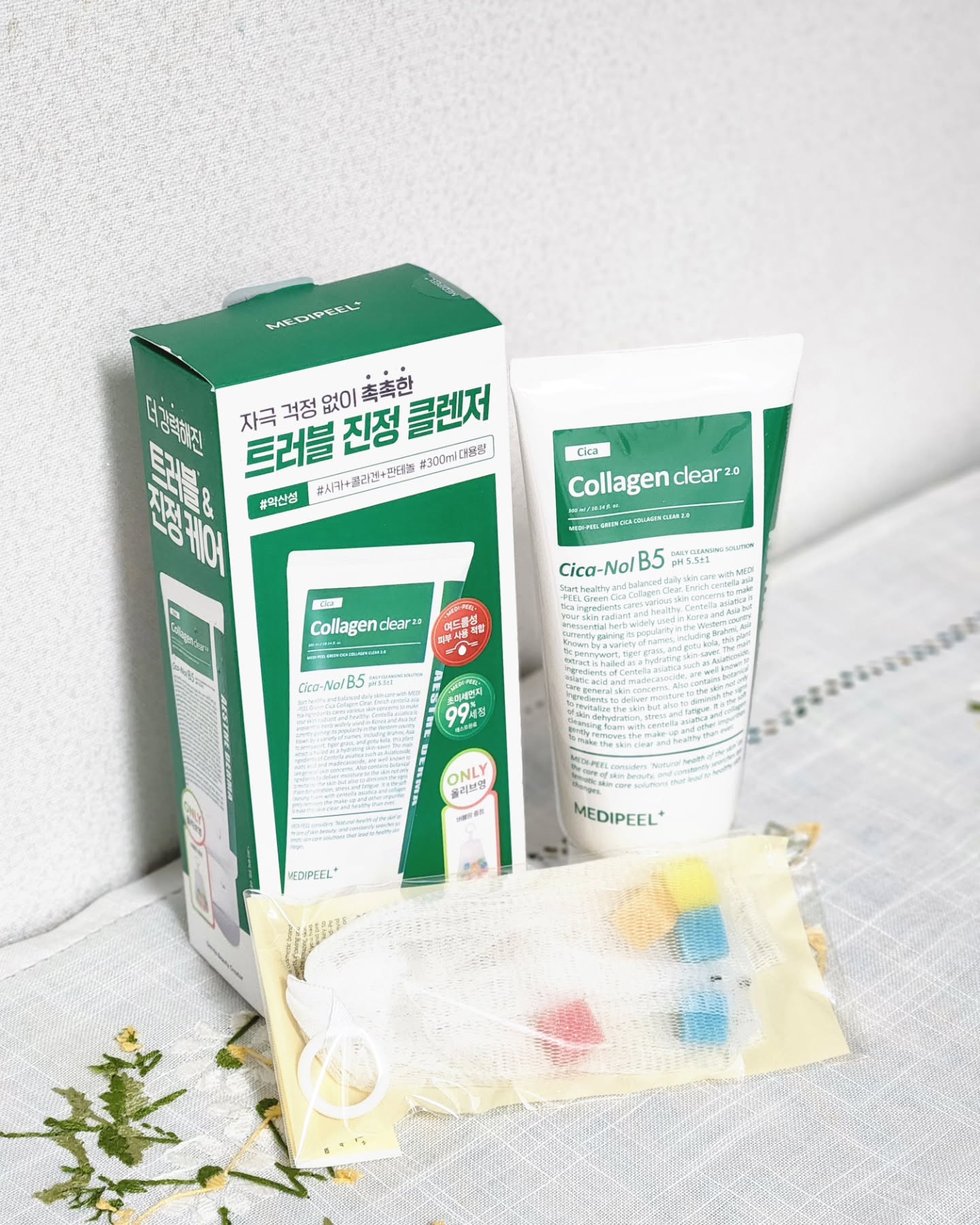 #협찬 #메디필 #medipeel #메디필클렌징폼 #그린시카콜라겐클리어2.0 #그린시카콜라겐클리어젤클렌저2.0 #메디필콜라겐 #폼클렌징 #시카 #판테놀 #진정 #약산성폼클렌징 #미세먼지폼클렌징 #트러블진정클렌저 #약산성젤클렌저 #올리브영 #올리브영클렌징폼 #올리브영폼클렌징추천 #올리브영폼클렌징 #약산성클렌징폼 #올영세일 #올영세일추천템 #올영세일추천

🤗피지분비나 트러블이 일어나는 여드름성피부라 폼클렌징 세안제를 신경써야되는데 그린시카콜라센클리어가 순하고 여드름피부에 좋다고해서 사용해봤어여!

👍👍여드름피부는 지성용처럼 너무 뽀드득해서도안되고 건성처럼 유분이 남거나해도안되어서 저자극이면서 세정력도 좋아야하는데 즉각적으로 트러블진정이나 피부결개선 수분충전이 느껴져서 좋더라구요!

✅️제주 시카 함유로 진정까지 가능한 역대급 세정력 폼클렌징

✨️일반 시카 -> 제주 시카 함유로 더 강력해진 진정
더 강해진 진정케어, 더 순해진 성분!

✨️약산성 포뮬러, EWG 그린 제형으로 더 순해진 성분

✨️여드름성 피부 적합, 초미세먼지 99% 세정 임상테스트 완료로 더 믿을 수 있는 제품력
 

⏩️ 그린 시카 콜라겐 클리어 젤 클렌저 2.0 매쉬 스펀지 증정기획은 올리브영 단독 구성으로, 올리브영에서만 만나볼 수 있다는 점을 강조해주세요.

👉올리브영에서 12/1~12/7일까지 그린 시카 콜라겐 클리어 젤 클렌저2.0 할인행사를 진행하고 있으니 겟겟!!
✔️그린 클리어 24,000원 → 13,320원(44% 할인적용가)

이번기회에 저렴하게 대용량 여드름폼클렌저 하나 장만해보시길요~!