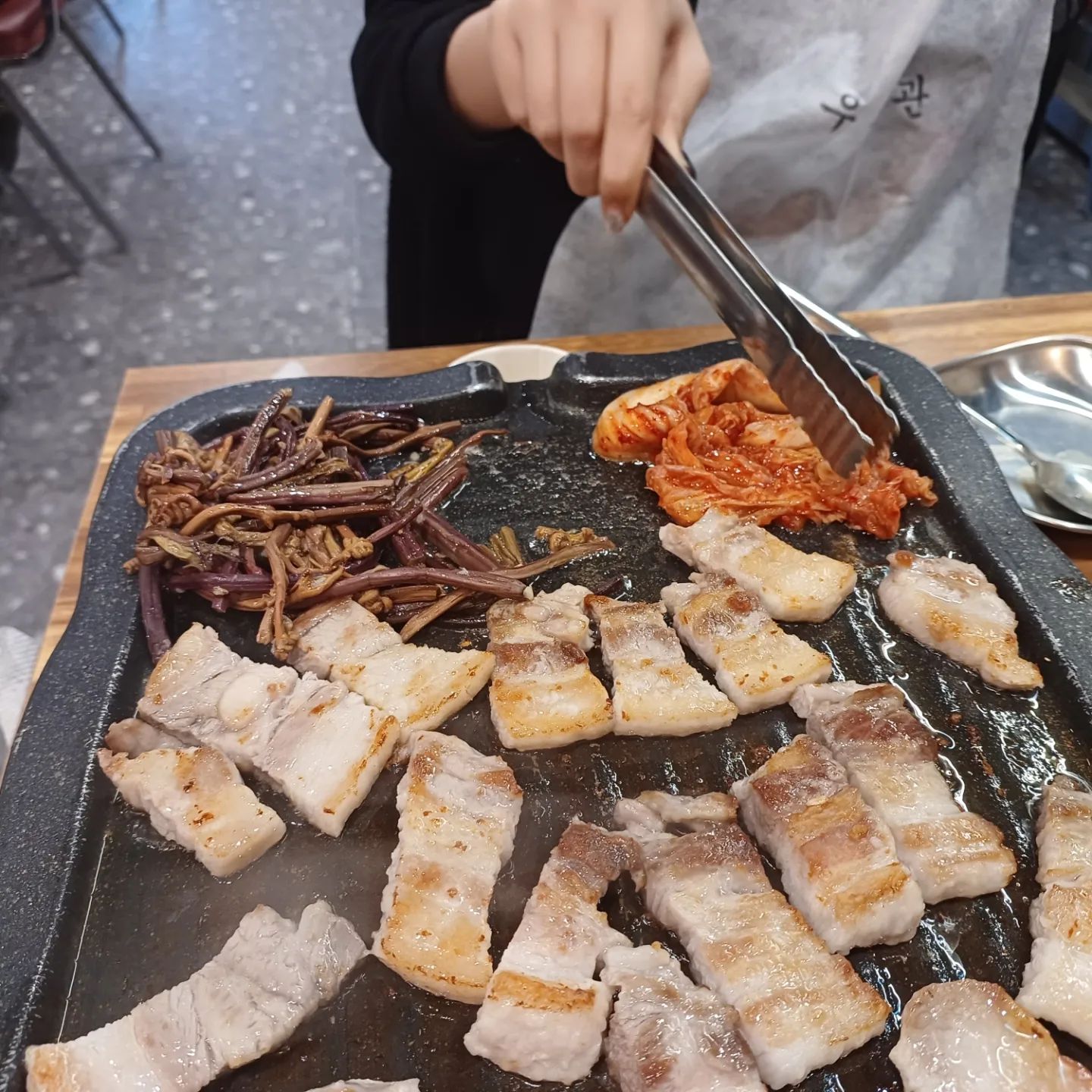 가족외식하러 와서
냉삼2인분,숙성삼겹살2인분 먹고
볶음밥으로 마무리~

170g 1인분이 10,900원
추가시 8,900원
넘나 가성비좋은 삼겹살맛집이고
8090 감성돋는 복고풍 인테리어에 반하고
추억의 댄스가요 들으며
신나는 시간!!^♡^

#인천맛집 #서인천맛집 #루원시티맛집 
#냉삼맛집 #감성맛집 #고기맛집
#우장회관 
#복고풍 #가성비갑 
#가정동맛집 #인천가족외식