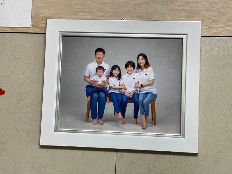 🥺 요즘 다이어트 하는 엄마 뱃살 보면서 딸이 가끔 놀린다,
뭐라도 열심히 먹으면 다이어트 한다며~ 놀린다.. 
샤워후 딸이 말했다. 
“엄마 뱃살 쭈글하고 이상해~~” 
남편이 딸에게 조곤조곤 혼을 낸다. 
“니네 낳느라 그런거 아냐~“
그래서 왜 그러냐고 내가 물었더니, 
엄마가 자기들 낳느라 이렇게 변한 건데 말하는 
4가지좀 보라고...🥹 
내 뱃살 유일하게 이쁘다고 하는 사람 ❤️

#다이어트 #뱃살 
#감동 #남편자랑 #남편아니고내편 #11년부부 #아직도신혼 ❤️ #엄마후티비