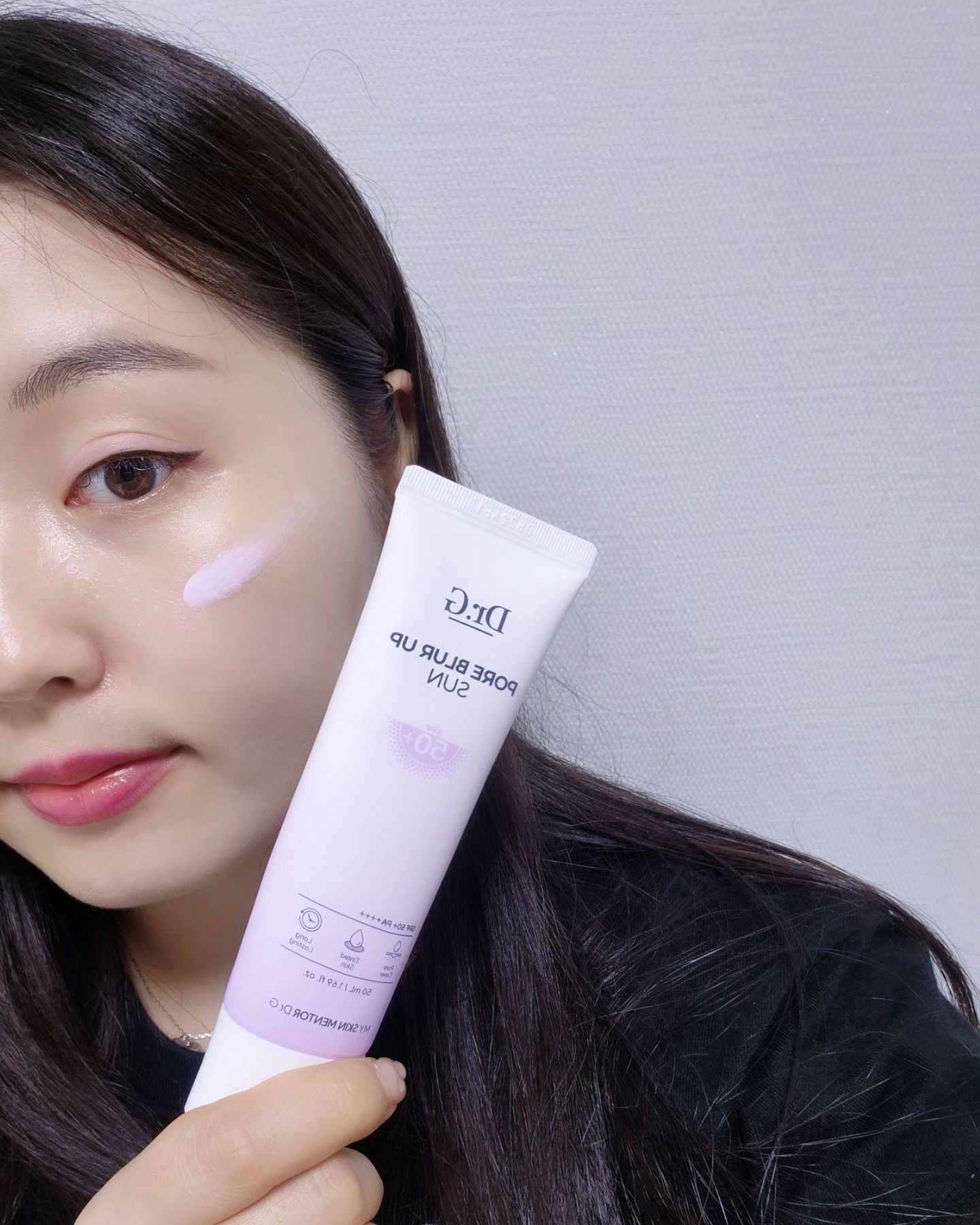 #제품협찬 dr.g_official

닥터지 포어 블러 업 선
SPF50+ PA++++
50mL/

💜외관
뽀얀 연보랏빛의 튜브형 케이스에요! 케이스 외관은 매트해서 제형이랑 찰떡이에요☁️

💜제형
바를때는 물처럼 가볍게 발리다가 매트하게 마무리되는 제형입니다
향은 살짝 베이비파우더향이 나요👼
연보라색이라 노란기를 잡아줘서 누런피부톤으로 고민하는 분들에게 추천해요!

💜추천타입
수분감 많게 발리다가 보송하게 마무리되는 타입이다보니 건성분들보다는 지성분들에게 추천하는 선크림이에요!
건성피부인 저는 여름에 쓰기에는 좋았어요🌞

💜바르는 부위 추천
톤보정 효과가 있고 백탁현상이 있어서 파데프리용으로 추천해요! 단, 파데전에 올리는건 추천드리지 않아요,, 살짝 밀림현상 있었습니다‼️
그리고 목에 바르는거 추천드려요👍
얼굴이랑 톤도 맞춰주면서 끈적이지 않아서 정말 좋더라구요!! 저는 앞으로도 목, 그리고바디에 바를 예정이랍니다😊

#닥터지 #포어블러업선 #모공커버선크림 #선크림은닥터지 #선크림추천 #보라선크림 #노란피부 #톤업선크림