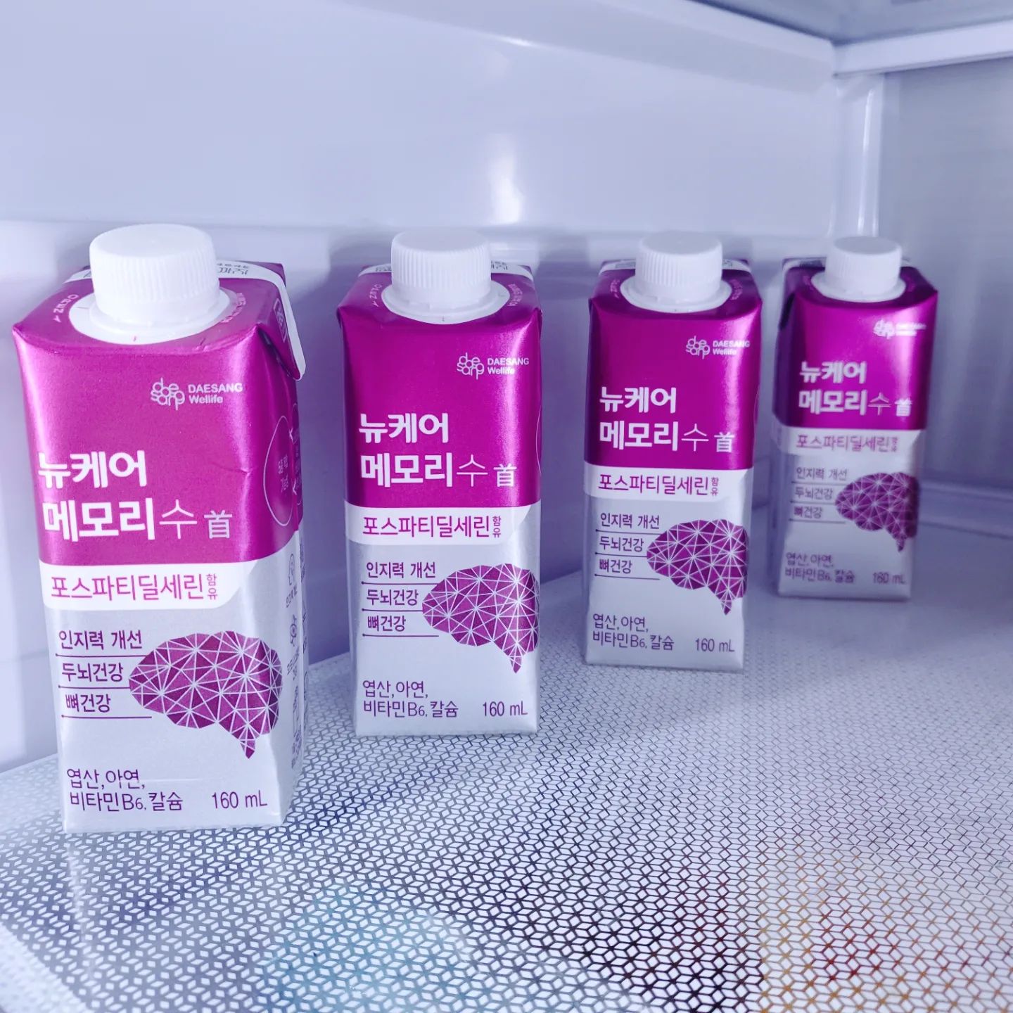 #협찬
단어가 잘 기억나지 않거나
오늘 며칠인지 잊는 다던가
어디다 뒀는지 기억이 안 나거나 그러신 적 있으세요?

저 같은 경우 말하다보면 단어가 생각나지 않아서 
그걸 뭐라고 하지?
왜 갑자기 생각이 안 나지? 
이러면서 물어보거나, 나중에 기억이 나면 이어 가거나 그러는데
이런 게 요즘따라 종종 있다 보니 많이 답답하더라고요 ㅠㅠ

이런 경험이 있으신 분들께 뉴케어 메모리수를 추천드려요!
나이가 들며 노화로 인해 저하된 인지력 개선에 도움을 줄 수 있는 포스파티딜세린이 함유된
간편하게 마시는 두뇌건강 음료예요
5중 기능성이라 두뇌 건강뿐 아니라 영양소로 신체 활력까지 한번에 챙길 수 있는데요
혹시 맛이 없는건 아닐까 걱정하시는 분들!
기존 뉴케어 맛에 달달함+대추향+계피향이 추가된듯한 맛이라 맛있게 먹을 수 있는 제품이에요~진한향은 아니라 거부감도X
간편하게 마실 수 있으면서도 포만감이 있어서 은근 든든하더라고요!
식사 대용으로도 괜찮을 거 같아요~
맛보고 싶은데 한 번에 많은 양을 구입하는 게 부담되는 분들은 
공식몰에서 체험팩을 구입하는 것도 좋은 방법이 아닐까 싶어요😄
#뉴케어 #뉴케어메모리수 #포스파티딜세린 #두뇌건강 #뇌건강 #인지력
#선팔 #맞팔 #일상 nucare.official