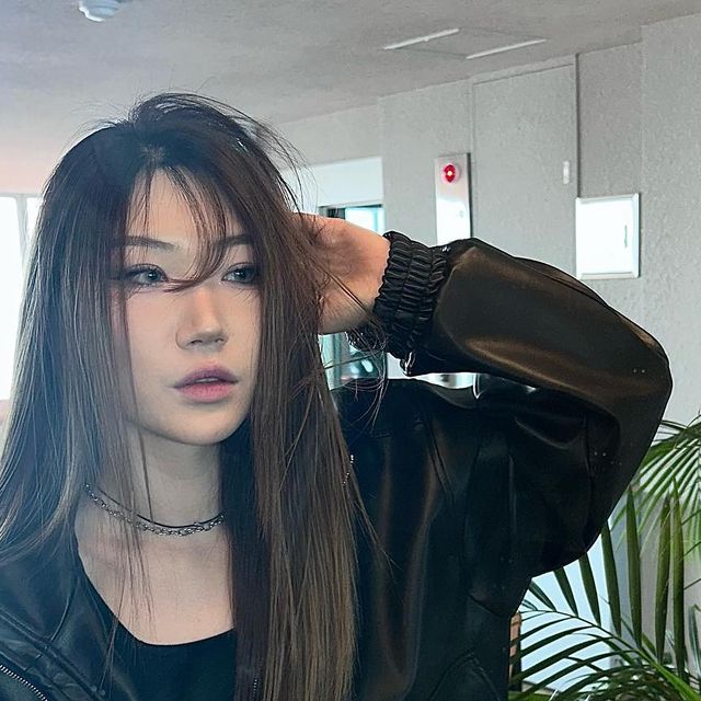  SHINE 권새별 on Instagram: "#광고 ➿🖤

부담 없이 깔끔한 디자인이라 손이 자주 가는 요즘 내 교복템
소프트한 레더 질감에 밑단 밴딩 디테일까지➿🖤

☑️ @standarderror_official 

#STANDARDERROR #스탠다드에러 #JACKET #パンツ #남여공용자켓 #간절기아우터 #스탠다드에러x텍토리 #하이넥레더"