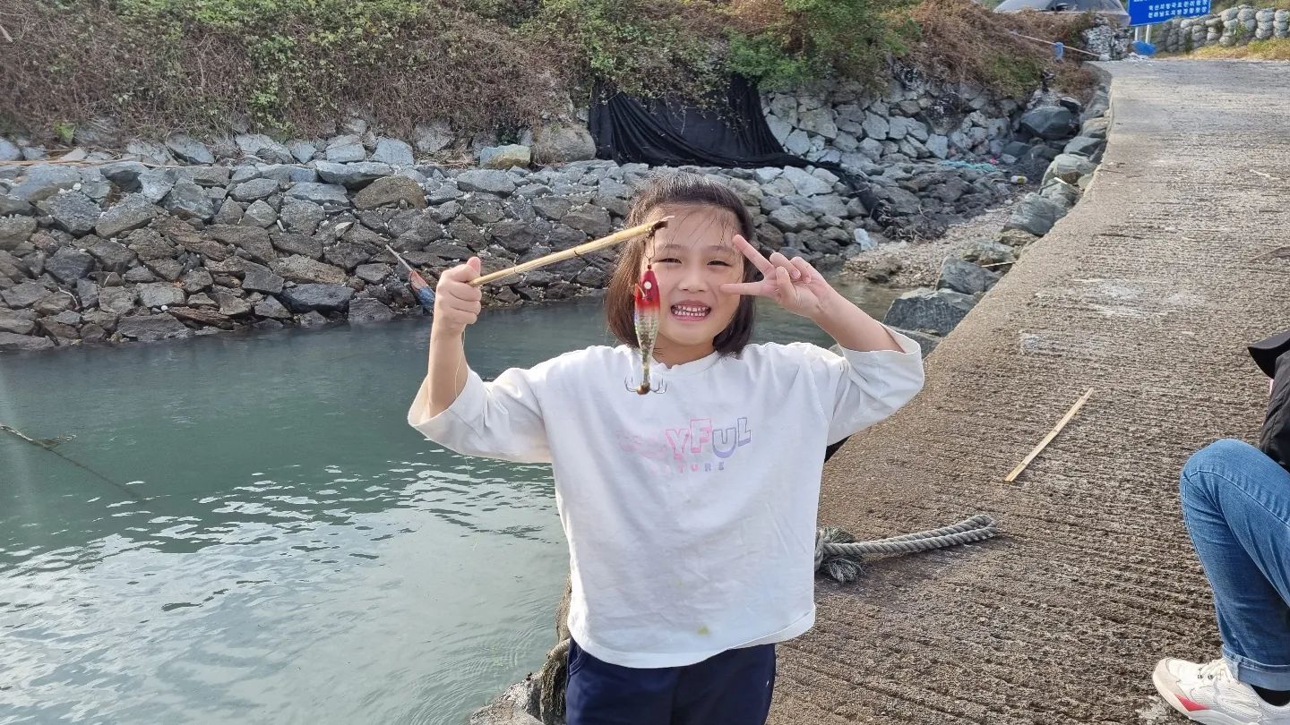 버려진 미끼랑 낚시줄,스벅 빨대로 업사이클링낚시대 완성ㅋㅋㅋ 
이거 꽤 쓸모있다