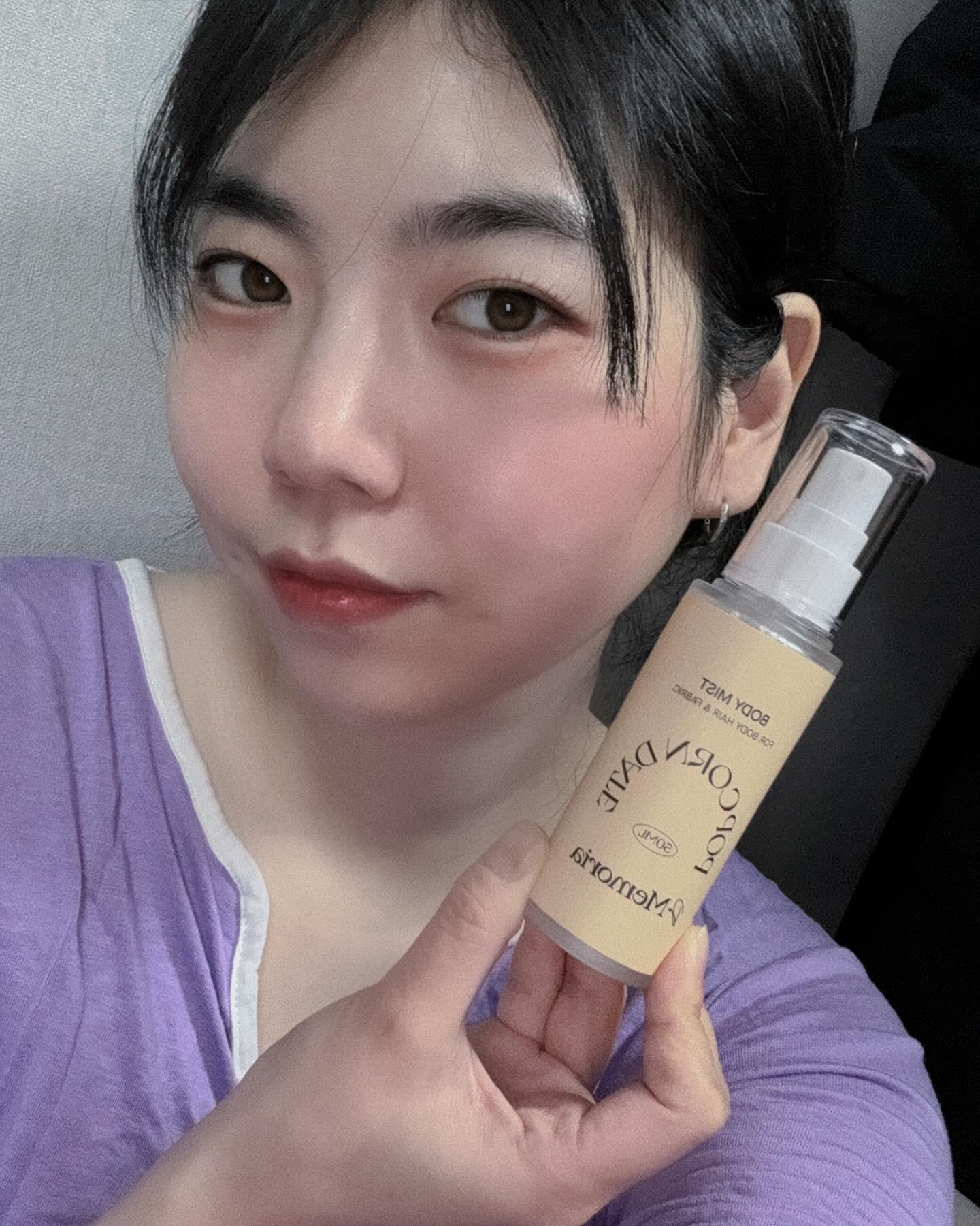 #협찬 나랑 팝콘 데이트 할 사람😉
드메모리아 퍼퓸 바디 미스트는
촉촉한 피부 속에 오래 머무는 향기로

👉알코올 프리! 워터베이스
👉피부 저자극 테스트 완료
👉부향률 EDT 바디미스트
👉은은한 생화향 그대로

🍿#03. 팝콘데이트
: 아이리스 생화와 팝콘의 달달한 향기 그대로, 달달한 향과 함께 아이리스 꽃내음이 은은하게 감도는 매력적인 향

#협찬 #바디미스트 #퍼퓸바디미스트 #섬유향수 #바디미스트추천 #향수추천 #향기템 #dememoria #bodymistkoreacosmetics #미국생산 #madeinusa

dememoria.kr dememoria.vietnam