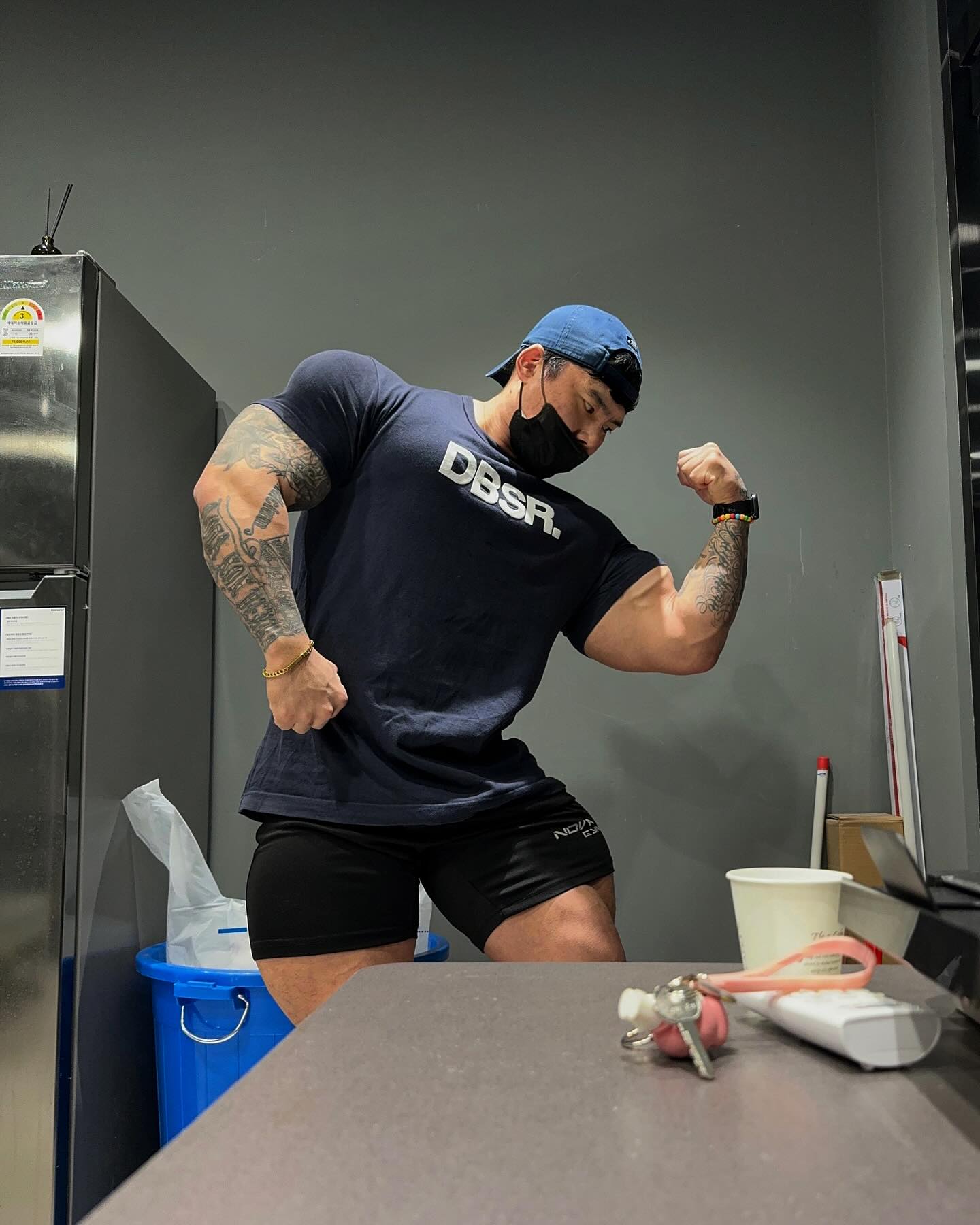 고유수용기

-근방추(Muscle spindle)
: 근육의 중앙에 위치하여 신장 반사를 활성화 시키는 감각기관

근방추는 근육에 위치하고 있으며
근육이 손상되지 않도록 근육을 수축시켜 근육의 길이를 줄여주는 역할을 하고,
신체의 긴장도 자세 정렬 균형 등을 유지하는 데 도움을 줌
신장반사를 통해 방어기제를 제공

일반 근섬유 신장 - 근방추가 근신장 감지 - 근방추를 둘러싼 감각신경이 자극을 척수(중추신경)로 전달
- 척수에서 근수축 신호를 내림 - 알파 운동신경세포를 흥분시켜 근육이 더 이상 늘어나지 않도록 수축시킴

-골지건(Golgi tendon organ)gto
: 근건(근육, 힘줄) 접합부에 위치하여 골지건 반사를 일으키는 감각기관임

골지건기관은 힘중에 존재하는 기관으로 근장력을 탐지함
근방추가 그런 길이에 반응하여 신장반사를 하는 기관이라면
골지건기관은 근육이 수축할 때, 근육에 긴장에 반응하고 장력을 수용하는 수용기임
근방추는 장력이 과할 때, 근육의 손상을 방지하여 다치지 않도록 억제 반사

근 수축이 너무 과할 경우 손상을 가져올 수 있으니 골지건기관(GTO)가 감지
골지건기관이 근육 손상 위험을 감지하여 억제 반사를 통해
근육이 손상되지 건에 근육을 이완 시켜줌

기초 운동생리학