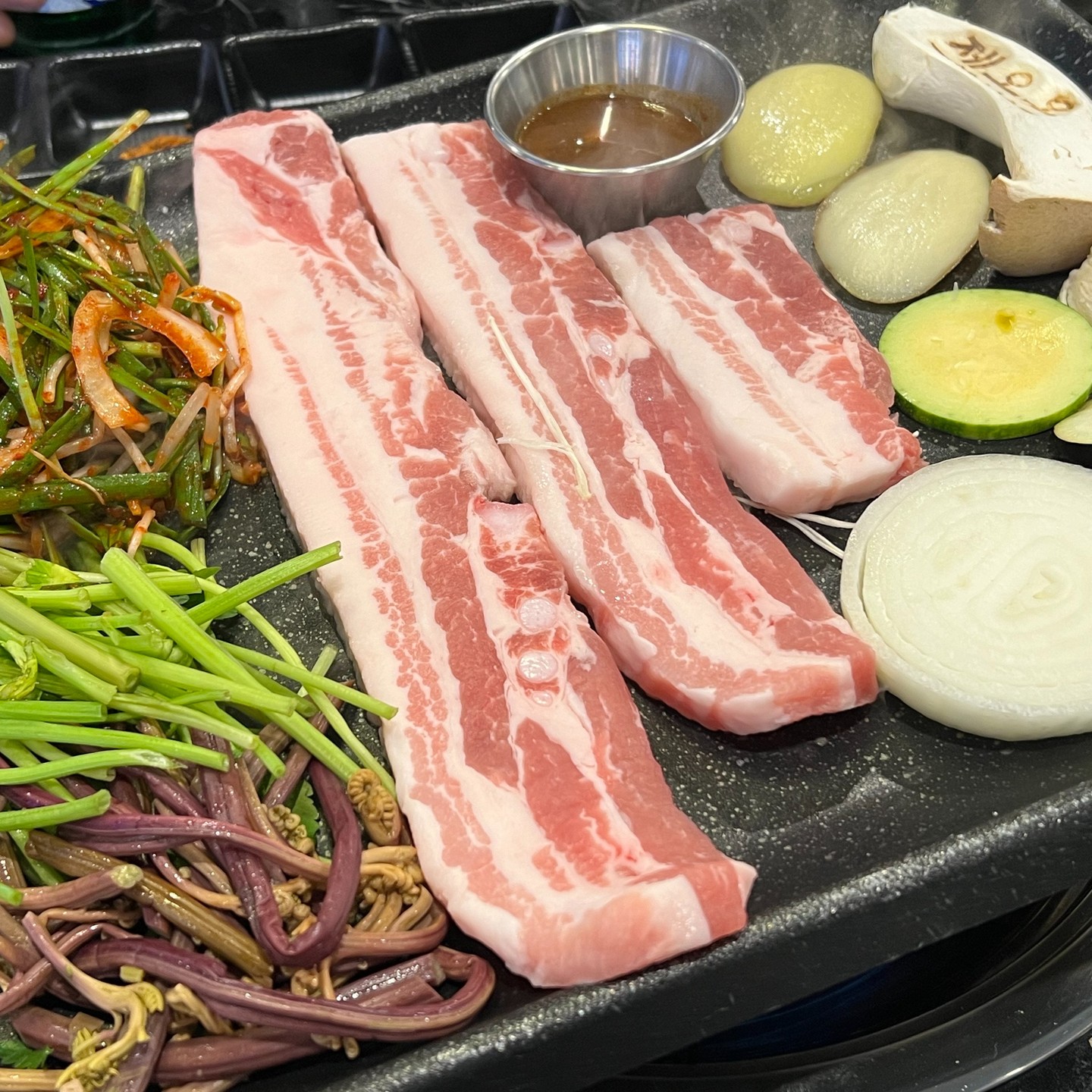 #동편마을
맛난 제주도 오성급 오겹살..!!
#제오오

진짜 제주도에 온것같은 기분 물씬~
멜젓에 콕 찍어 먹으면 둘이먹다
하나가 죽어도 모를 맛..ㅠㅠ

다 먹고나서 화산 치즈볶음밥에
후식 아이스크림까지 야무지게
먹고왔어요 ㅋㅋㅋ

#먹방 #먹스타그램 #좋아요 #존맛 #jmt #인덕원 #인덕원맛집 #인덕원점심 #인덕원회식 #오겹살 #삼겹살 #고기스타그램