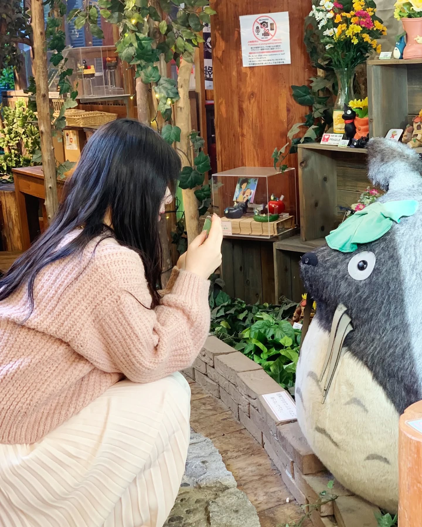 오사카 3일차

마지막날이라 아침일찍 일어나서
지하철 타고 교토로~!!

당고를 먹어보고 싶어서
교토 도착 하자마자 당고 먹어봤는데
달짝지근한 떡?!같은 맛!

한국은 눈 온다고 했을때
나는 일본에서 가을을 느끼며 사진찍고
밥 먹구 전철을 타고 마지막 종착역으로~!!

요즘 여기 기찻길이 엄청 유명하다고 해서 왔는데
사람 무지하게 많았던 기억이...

그래도 타이밍 맞게 사람없이 사진도 찍고
행복했던 마지막 오사카 3일차!!

마지막 날이니 만큼 맛있는 이자카야에서
술 한잔~!!

오사카 3박4일 끝!!
.
.
.
.
.
#오사카 #3일차