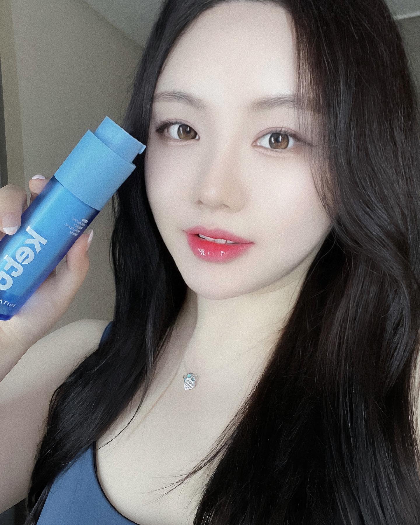 #협찬
botanity_official
더운 날씨에 무너진 피부🥵화장도 계속 무너지고
그래서 요즘 보타니티 수분가득 히알세럼과 진정 보습 시카세럼으로 관리 시작✨💨
패키지도 너무 예쁘고 세럼/미스트 제형이라 수시로 가볍게 사용할수있는 멀티템 !

💯전성분 EWG그린 등급
💯화해 20가지 주의성분 무첨가, 무향료, 무색소
💯민감 피부 안심하고 사용 가능💕

✨MCT오일+아미노산+식물성오일로 피부 영양 충전 피부에 풍부한 영양을 공급하는 식물유래 지방산(코코넛, 올리브, 마카다미 아)과 아미노산 17종 콤플렉스를 함유하여 건강한 피부로 케어

딱! 세럼 하나로 하루 피부 건강을 균형 있게 잡아주는 똑부러 지는 피부관리 💕

#보타니티 #BOTANITY #웰니스뷰티 #보타니티키토 #키토세럼 #키토뷰티 #수분세럼 #시카세럼