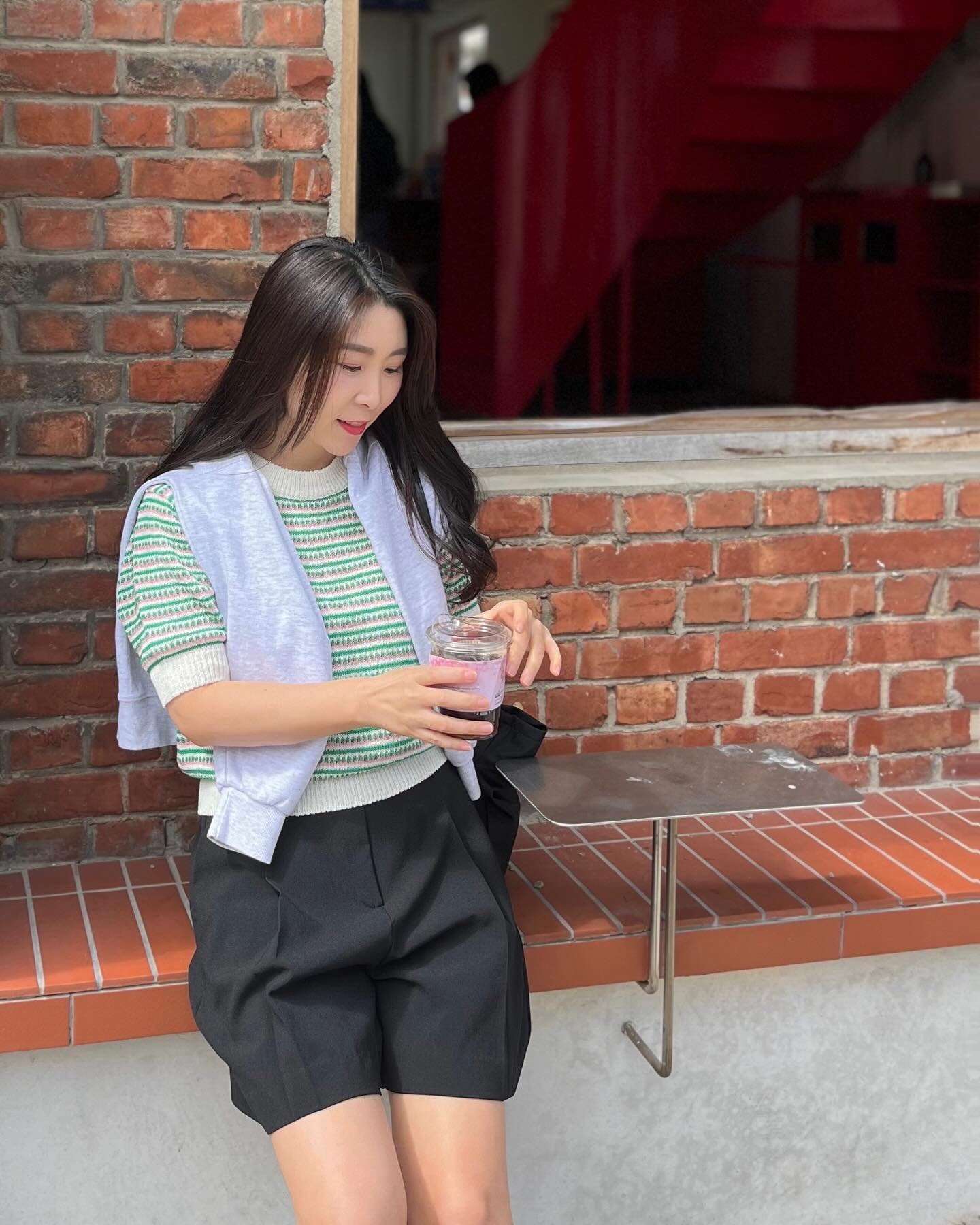 #협찬 clicknfunny_official
오늘 같은 날은 집에 있으면 손해 아닌가요?
봄 새싹같은 초록색 니트도 입고 밖으로 ㅎㅎ
바람불고 추워지면 걸치려고 맨투맨도 챙겼는데
따듯해서 걸치고만 다녔어요
#클릭앤퍼니 #달리스카시배색니트 인데
(유치하지않은)알록달록 배색이 산뜻함
#데일리 #봄니트 잘 고른 듯!

찜해둔 브런치카페는 웨이팅이 길어서
다음 기회로 미뤄야 했지만 맑은날
외출한 것만으로도 기분 쵝오시다!!
#clicknfunny #오피스룩 #캐주얼룩