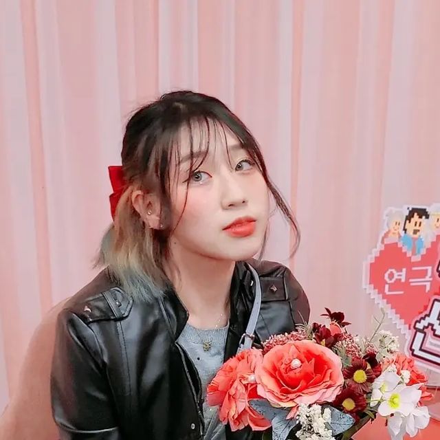 김혜빈 on Instagram: "#협찬 #연극슬기로운신혼생활 오랜만에 연극! 배우분들의 연기가 너무 뛰어나셔서 장난 아니게 몰입 하면서 보고왔다🥲 특히 멀티 역활 하신 배우분은 계속 옷 갈아입으