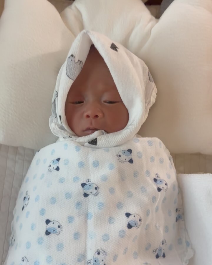 메리 +22 🧡

오후의메리 ,오전의메리
저녁시간 모자동실갔는데 ..ㅋㅋ 신생아실 간호사쌤이ㅋㅋㅋㅋ
아가추울까봐 딸국질한다구..아가를 꽁꽁 😍하..진짜..어떠케
정말..심장이아프다🥹 신생아실쌤들이 아가 사진찍으라고 난리

오전의메리는 양말도 지가 혼자벗어놓고 ㅋㅋㅋ 쪽쪽이 삼매경

어제부터 단유를하기로 해서 남펴니가 뭐먹고싶냐고해서..나의 첫 사회음식으로 치킨을..ㅋㅋ 후라이드가 매울일인가..싶네😅 

뭐든 잘먹는게 예쁘다는 김짱 
우유때문에 남편동실은 못하는현실 🥲조큼 ..외롭지만..갠차나^^

오늘도..너무 피곤하니..좀 자야겠다일찓😌
메리야, 오늘도 잘먹고 잘자주고 잘놀아서 고마워🧡

#도치맘 #극성맘 #메리맘 #애개육아 #육아일기
#육아스타그램 #출산 #조리원일상 #베이비스타그램 #육아 #소통 #청룡띠맘 #용띠맘