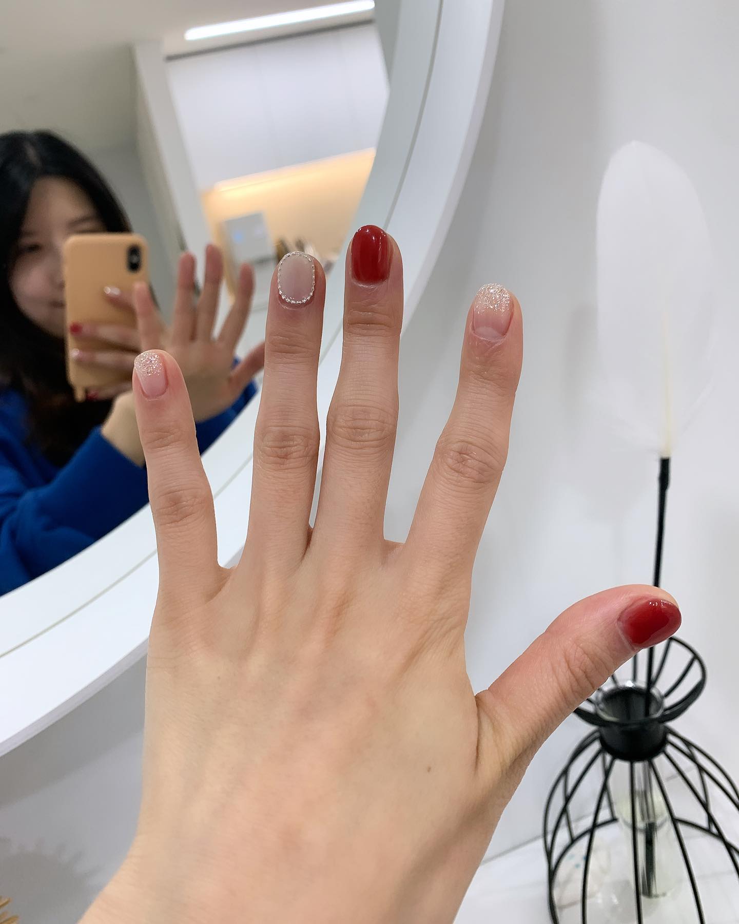 .
오랜만에 기분전환겸 네일 받고 왔당💅🏻 
nail_gang_ 원장님이 손도 빠르시고 꼼꼼하셔서 큐티클 정리하는데 상처도 안나고 깔끔하고 너무 예쁘게 잘됬다 ღ’ᴗ‘ღ
#룰루랄라 #기분전환 #검단네일샵 #당하동네일 #버건디네일