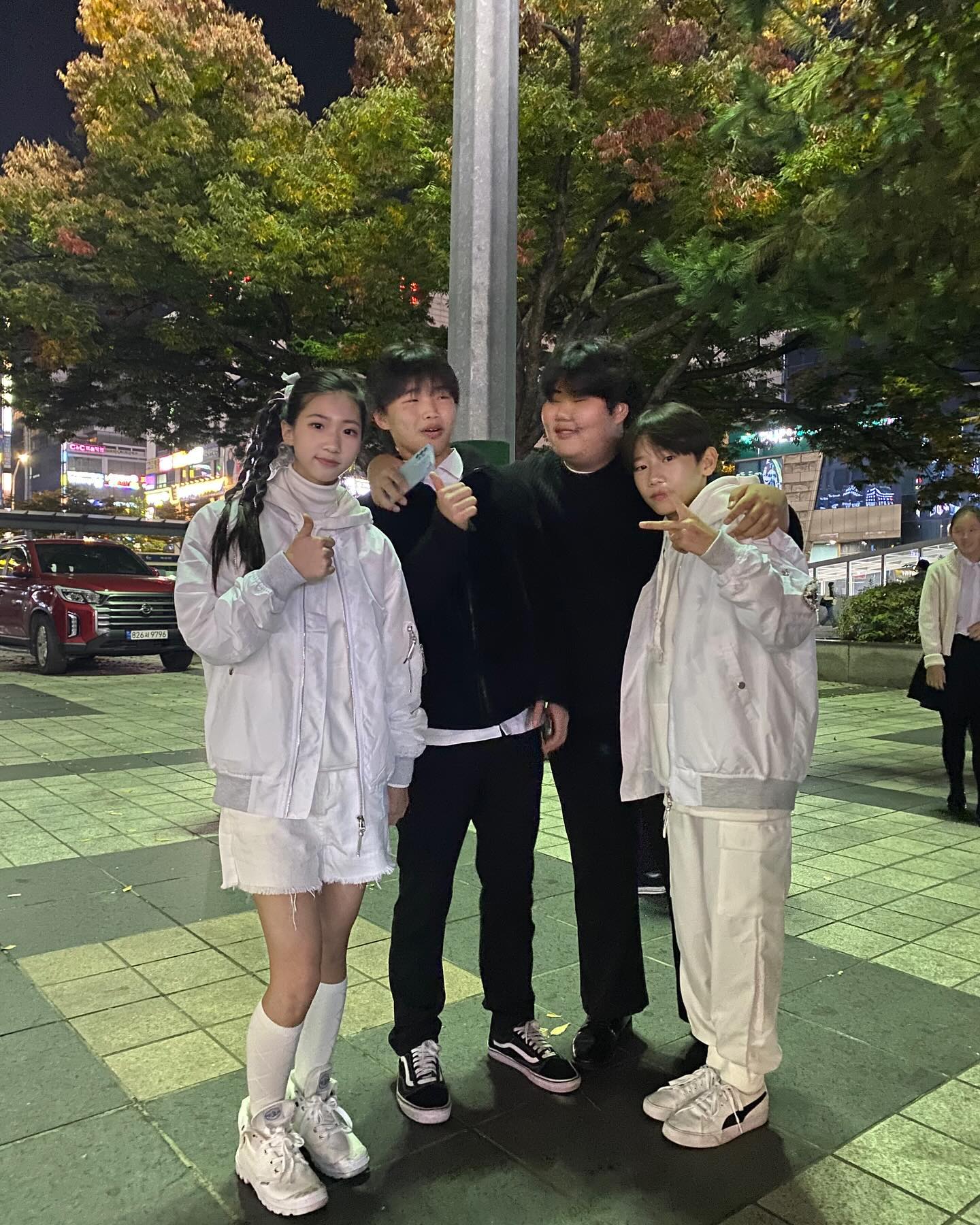 -
-
어제 야탑역 광장에서
별난 아티스트들의 조합
별난 강강술래 
-
-
코리아주니어빅밴드와 코리아주니어쇼콰이어
귀여운 중2들
-
-
#정혜윤 #성남시 #야탑역광장 #별난강강술래
#코리아주니어쇼콰이어  #코리아주니어빅밴드 
#멋진아이들 #공연 #댄스
#mygirl #mystar⭐️ #yoonppoo
