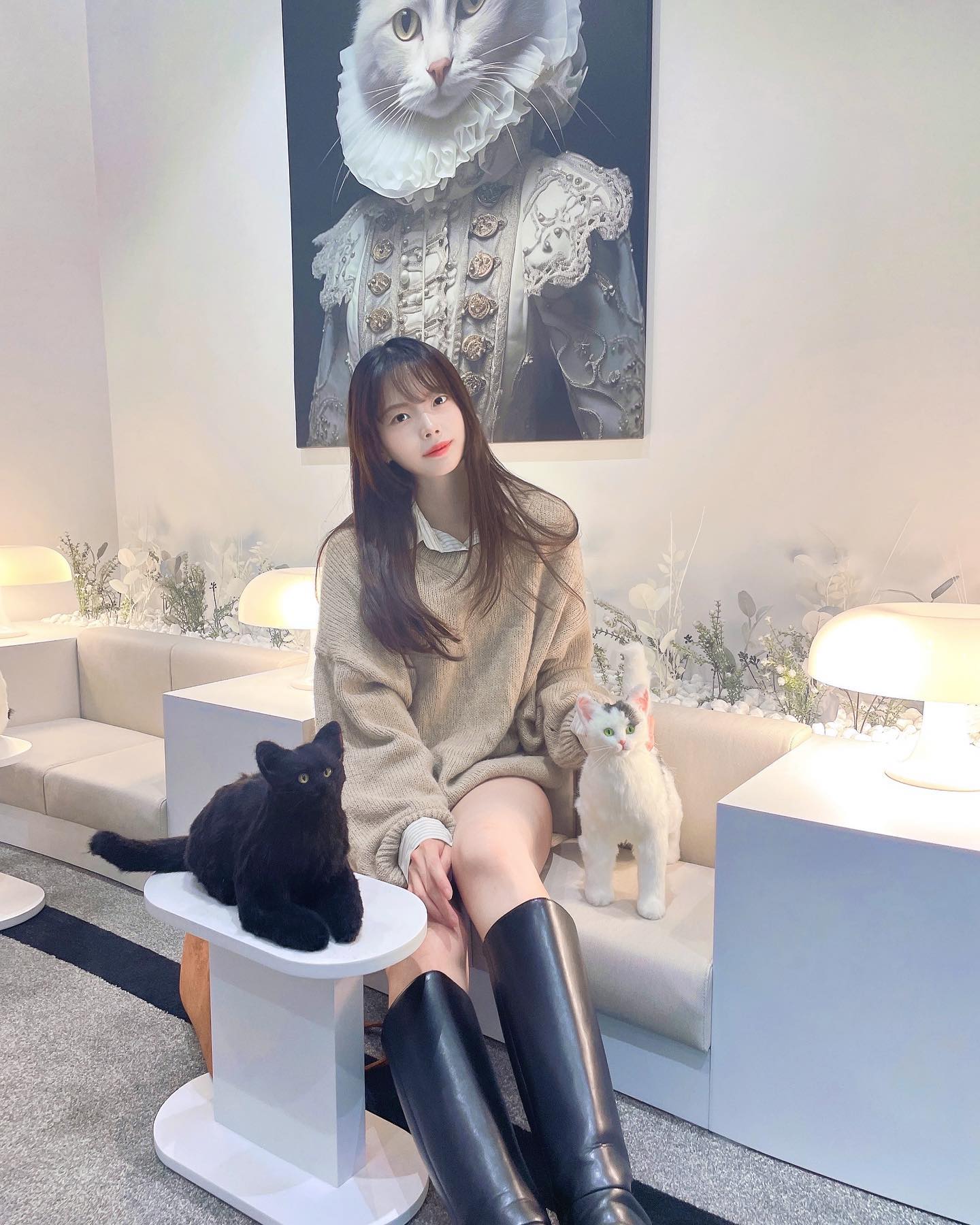 여기 완전 내스타일❤️ 집도 이렇게 꾸미고 싶다아😭

#일상#대구#ootd#데이트#스튜디오#인테리어#애니원모어#셀피#selca#dailylook#anyonemore#고양이테라피#냥스타그램#catterapy#catlover