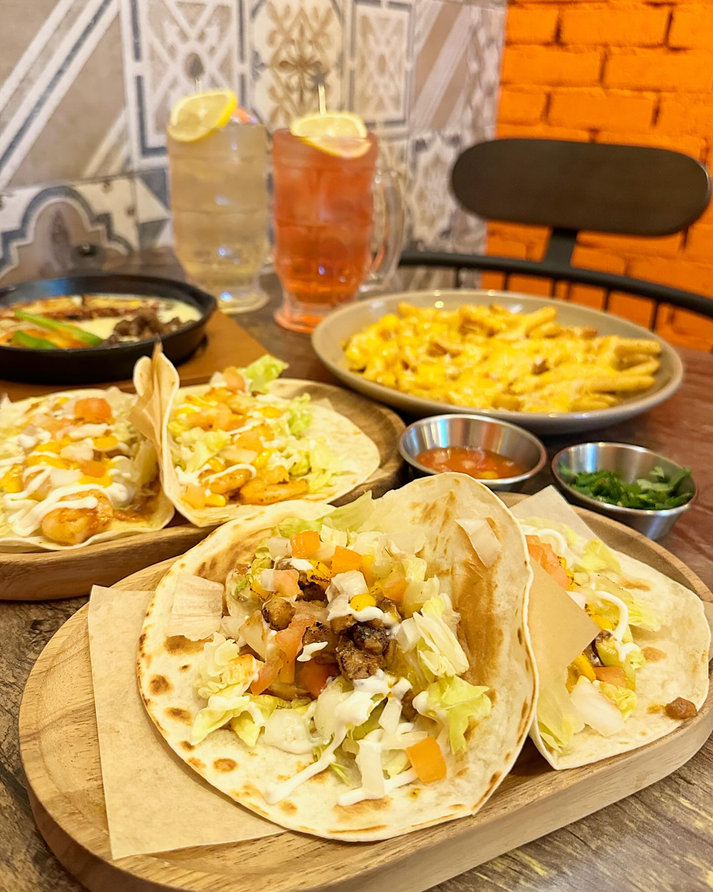 #협찬 힙한 너낌 뿜뿜 “데니스타코 성수점”

오늘의 픽 메뉴🍴
B 세트 38,900원
쉬림프 타코 2pcs, 비프 타코 2pcs, 텍사스 치즈 프라이, 파파스
딥에디 산딸기 하이볼 10,000원
짐빔 하이볼 8,000원

타코는 살사소스 찍어 먹으면 맛도리😋🌮🌮

파파스는 처음 먹어 본 메뉴였는데
몬터레이젝 치즈와 체다 치즈가 듬뿍듬뿍
웨지감자, 소고기, 양파, 파프리카가 들어가
같이 떠 먹으면 치즈 풍미를 가득 느낄 수 있는 있다구🧀

나오자 마자 자리에서 직화로 불향 입힌 텍사스 치즈 프라이
치즈 소스가 감튀에 자연스럽게 녹아내려
단짠해서 맥주 안주로 딱인데??🍟🍻

주소
👉🏻 서울 성동구 연무장길 37-22 1층

연락처
👉🏻 02-499-7767

영업시간
👉🏻 매일 11:00 ~ 21:30 
👉🏻 BT 15:00-17:00 토요일 BT 없음 / LO 21:10
👉🏻 매주 일요일 휴무

dannystaco19 

#성수역맛집 #성수역데이트 #성수역맛집추천 #성수역술집 #성수역핫플 #성수동데이트코스 #성수동카페거리 #성수동술집 #성수동팝업 #성수동맛집주천 #성수동브런치 #성수동나들이 #성수동디저트 #성수동맥주 #성수동밥집 #성수동투어 #성수동수제화거리 #성수동수제화 #뚝섬역맛집 #뚝섬역술집 #뚝섬역맛집추천 #뚝섬핫플 #뚝섬데이트 #뚝섬역데이트 #성수술집 #성수데이트 #데니스타코 #맛저 #맛도리