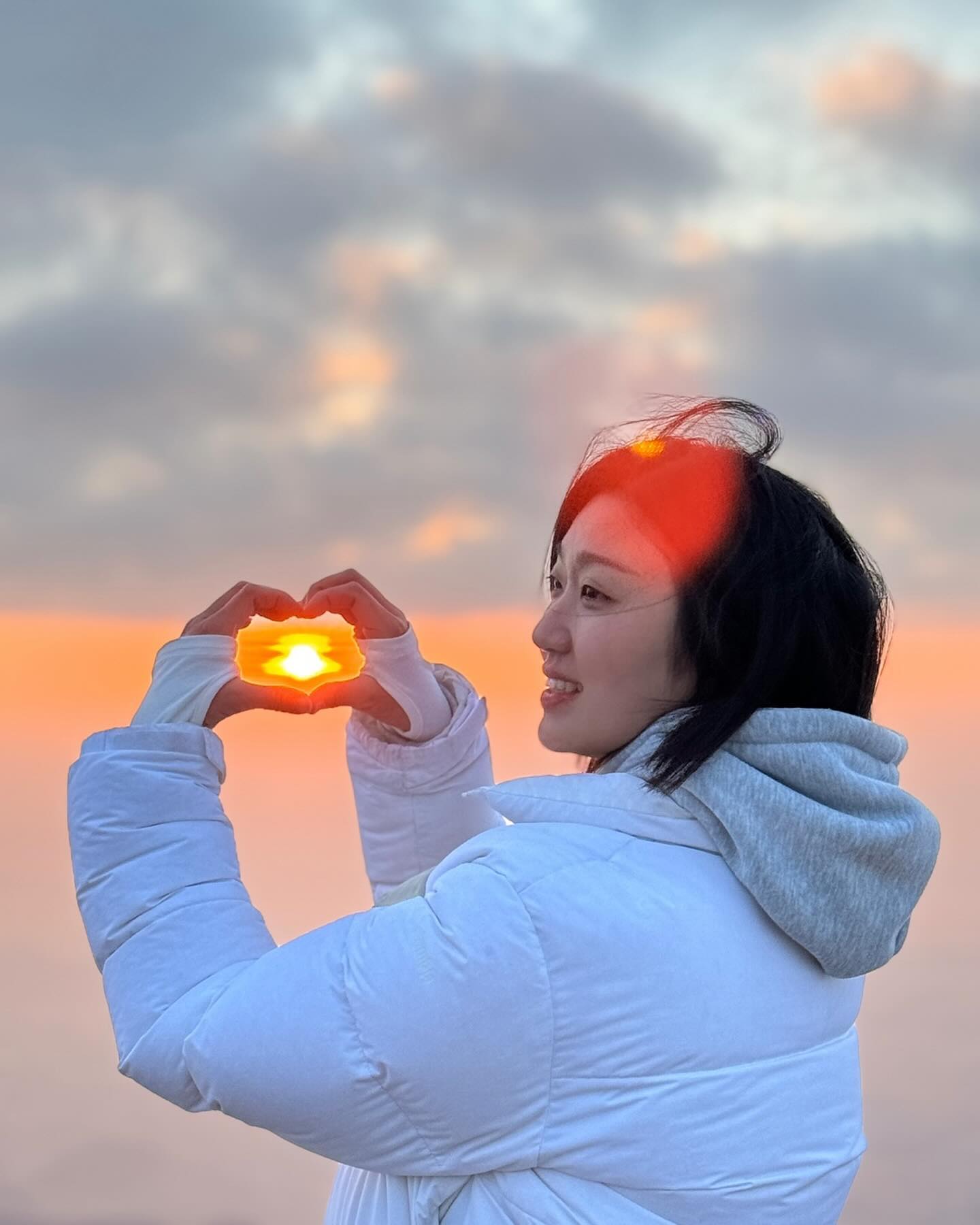 WAY 4 일출….♥️

한달 전에 본 일출 지금 자랑합니다☺️ 
사진 너무 맘에 들어서 프사도 바꿔놓고 
업로드 하는 걸 깜빡했지 뭐에요…?!?!😳

예쁜 사진 찍어준 jjoo_sam3 
업로드 놓친거 알려준 keshi._.925 
원적산까지 델따준 sunshine.kkunji 
같이 춤 춰준 my_workout_award 
모두모두 고맙뜹니다…🥰

지난 주말 산수유 보러 많이들 다녀오신 듯 한데,
일출도 예쁘니까 많이들 보러가주세요❣️

-
#달달_등산 #달달_원적산 #원적산 #원적산일출